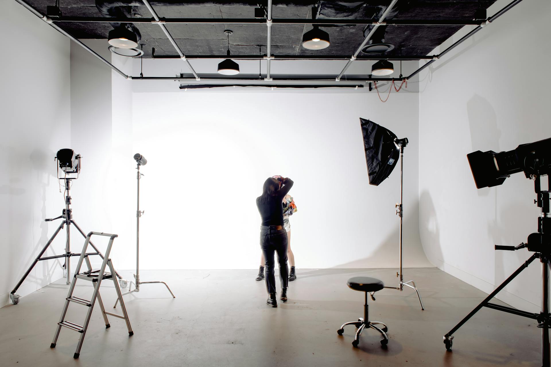 Une photographe professionnelle lors d'une séance photo dans son studio | Source : Pexels