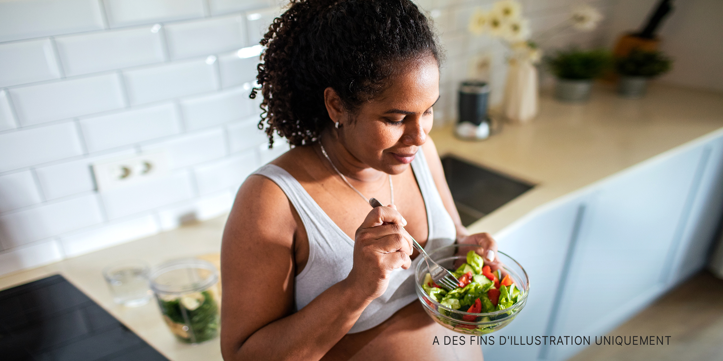 Une femme qui mange | Source : Shutterstock
