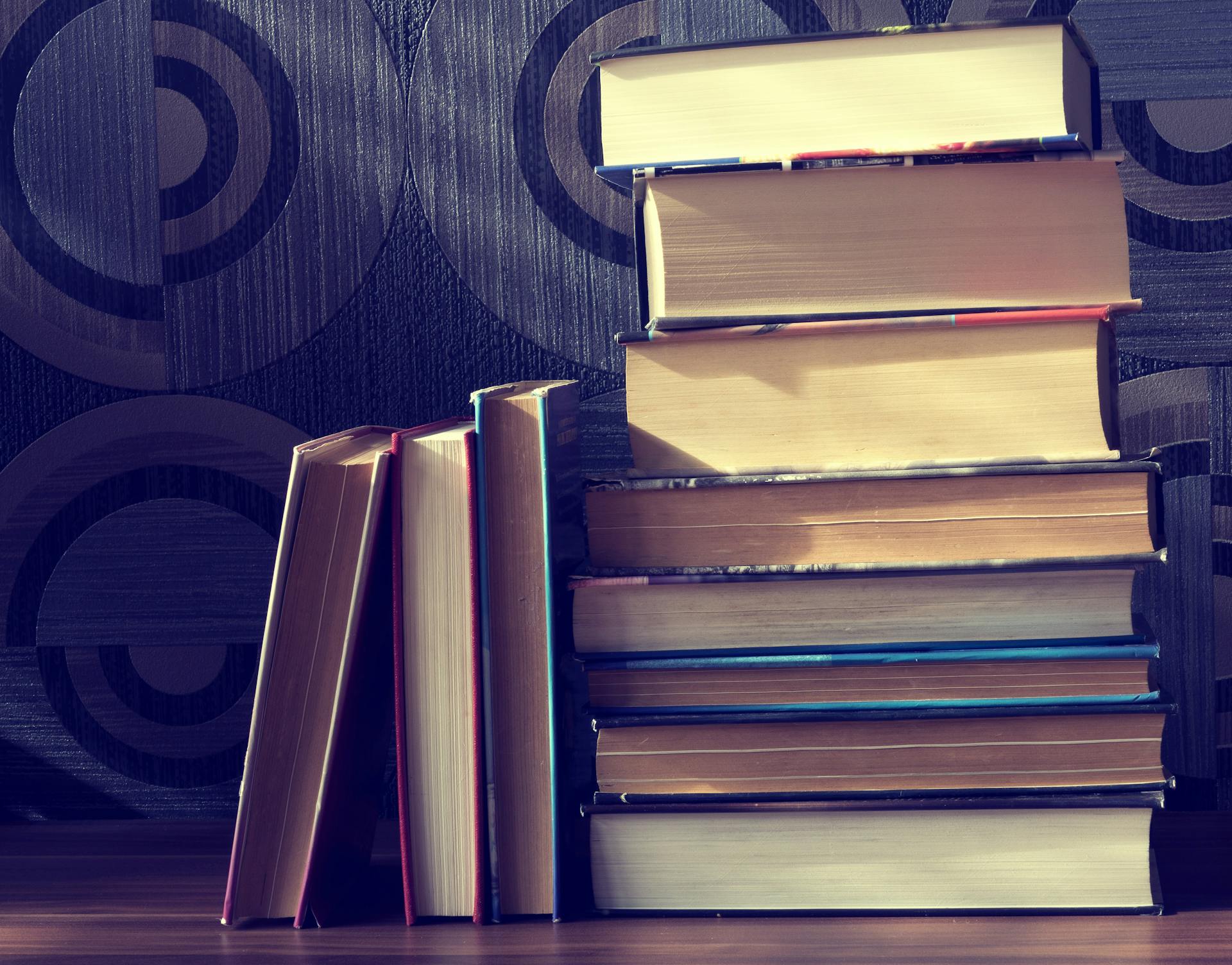 Une pile de livres | Source : Pexels