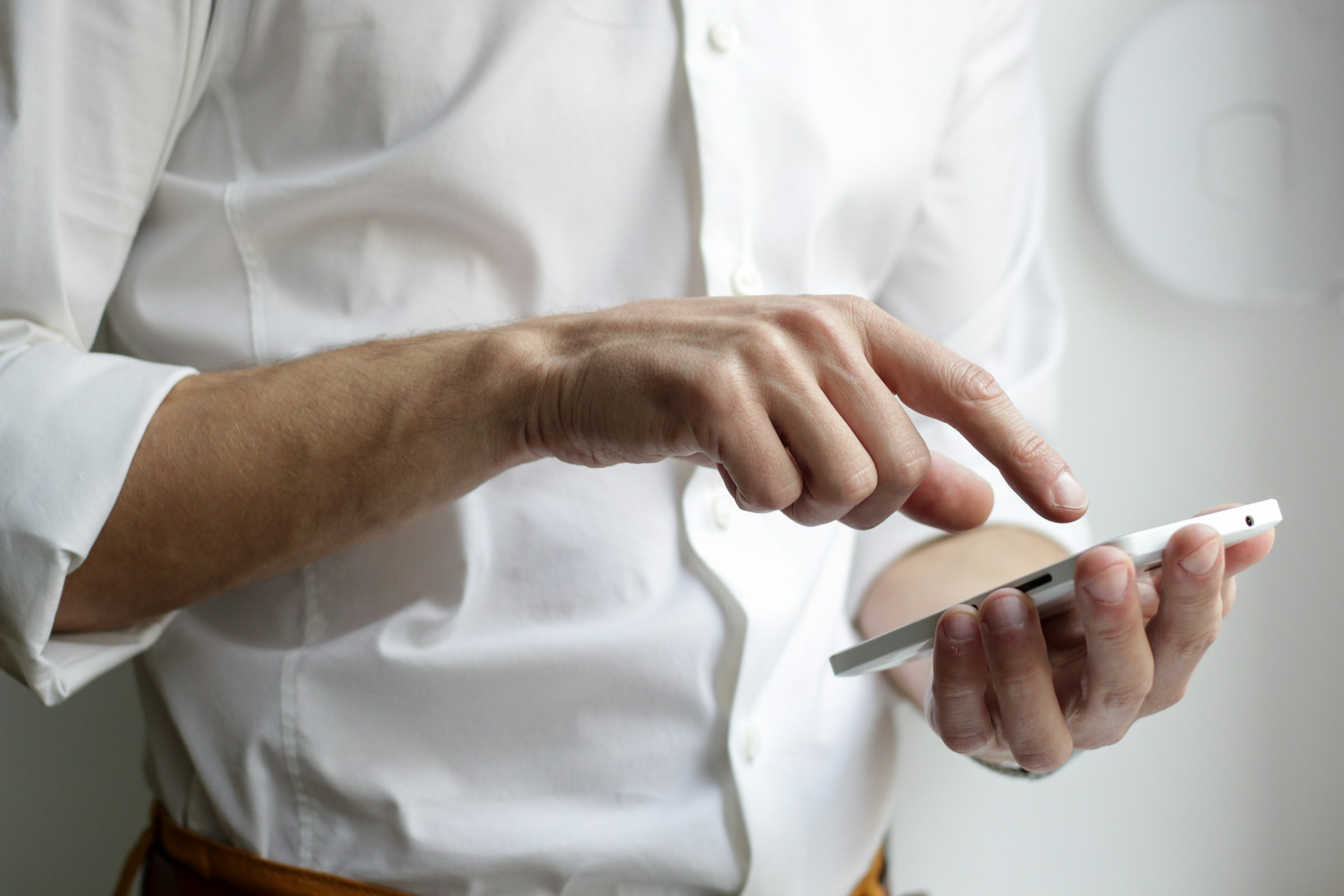 Un homme utilisant son téléphone | Source : Unsplash