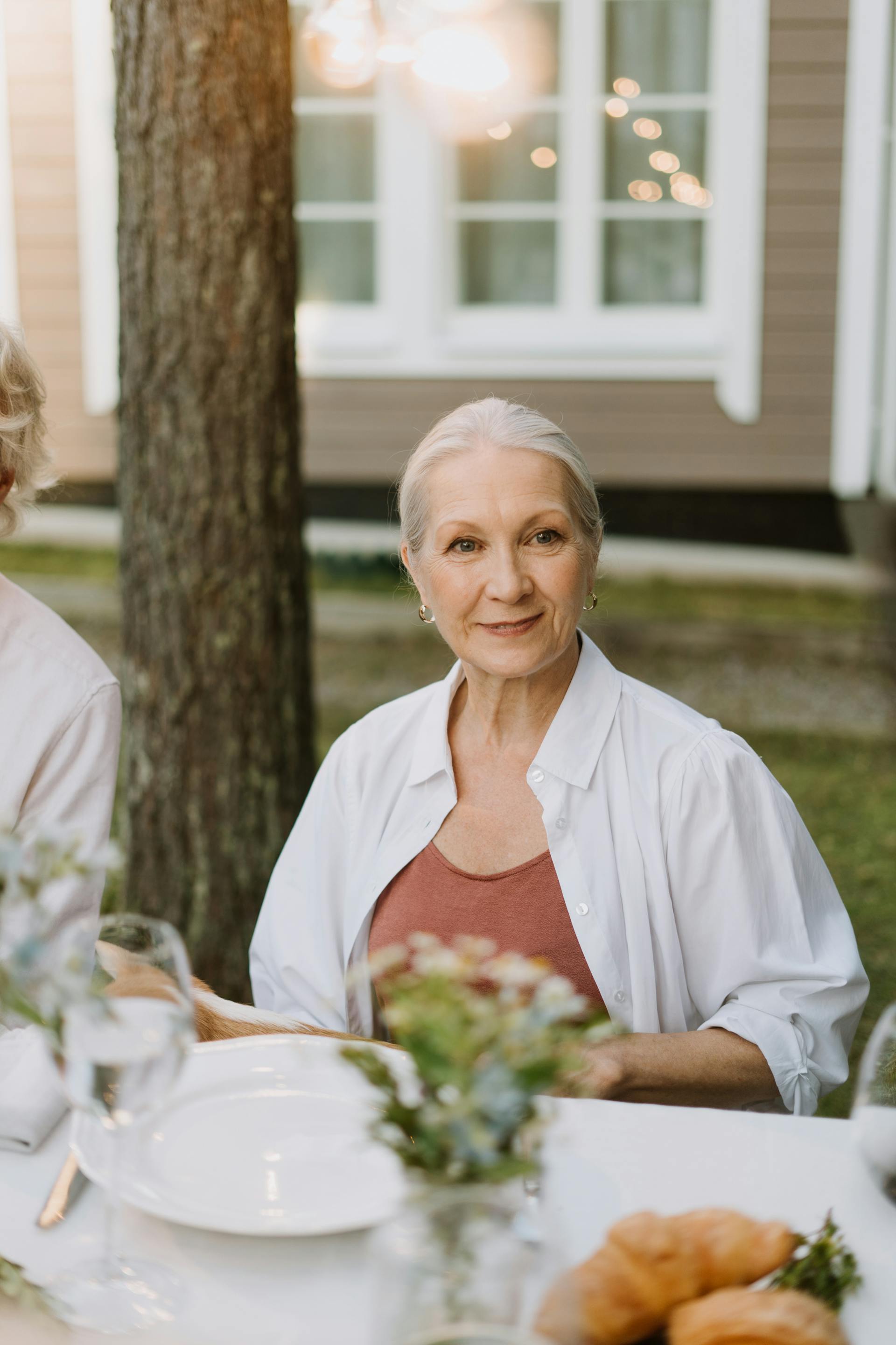 Une femme assise à une table à manger | Source : Pexels