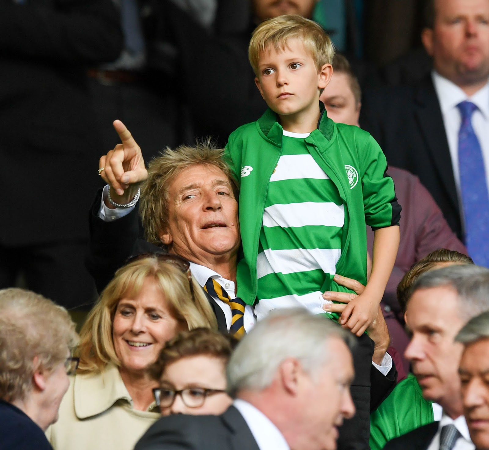 Rod et Aiden Stewart photographiés lors d'un match de football en 2017. | Source : Getty Images