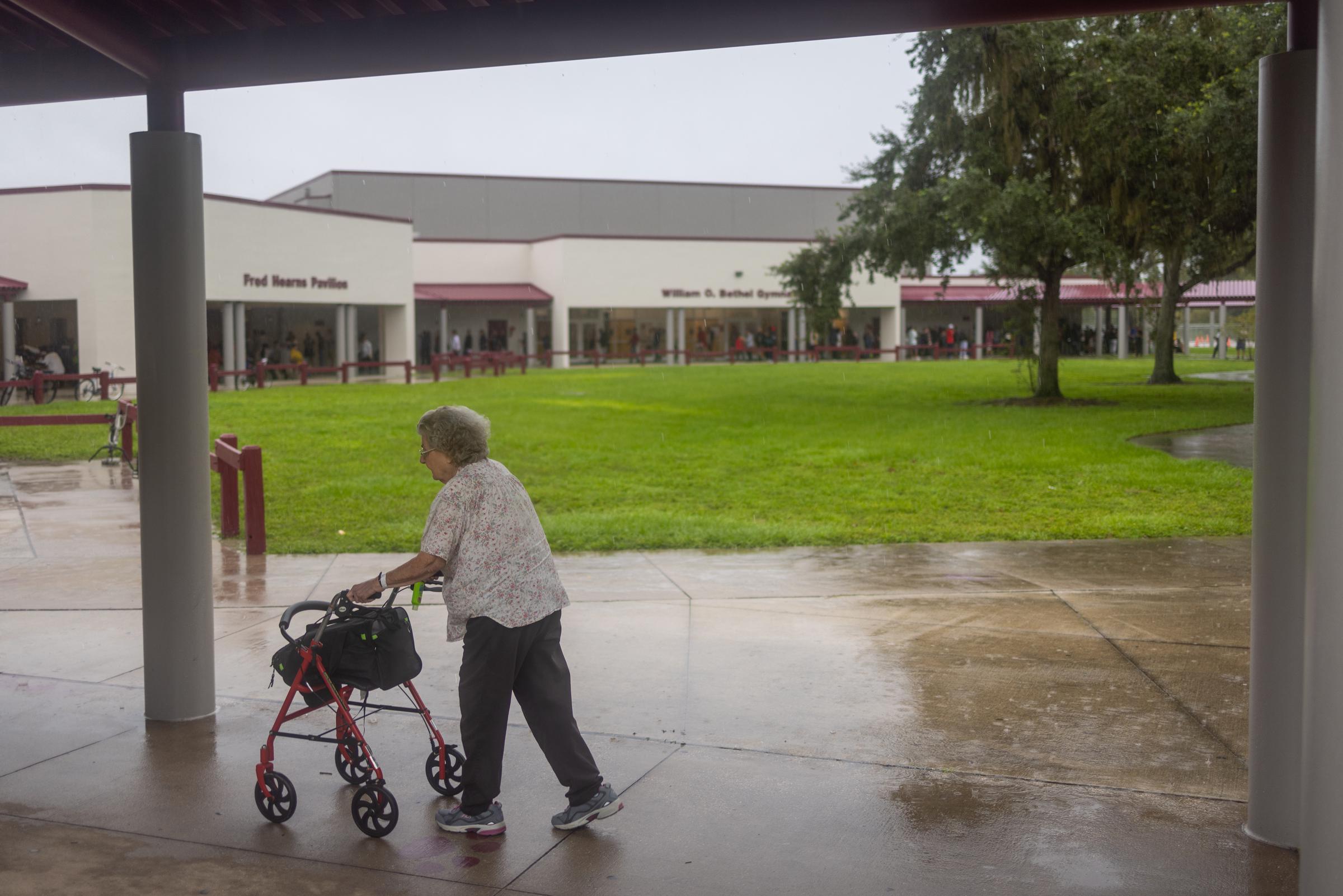 Des personnes évacuées s'abritent au lycée Middleton à l'approche de l'ouragan Milton à Tampa, en Floride, le 8 octobre 2024 | Source : Getty Images