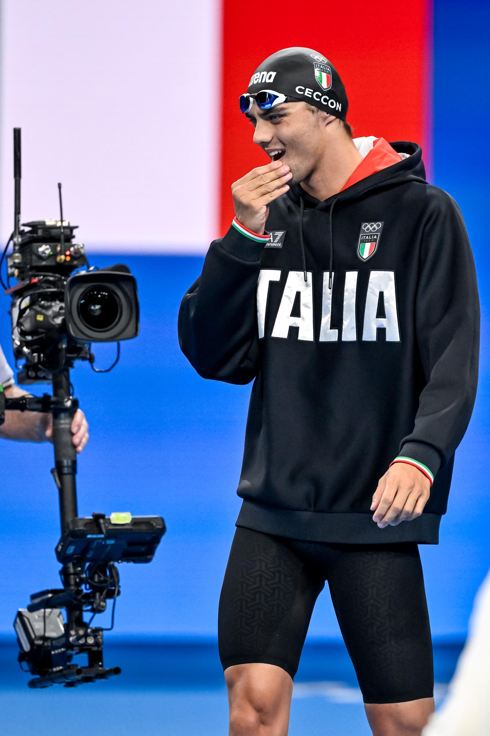 Thomas Ceccon se dirige vers la finale du 100 m dos hommes lors des Jeux olympiques de Paris 2024 à l'Arena de la Défense le 29 juillet 2024 | Source : Getty Images.