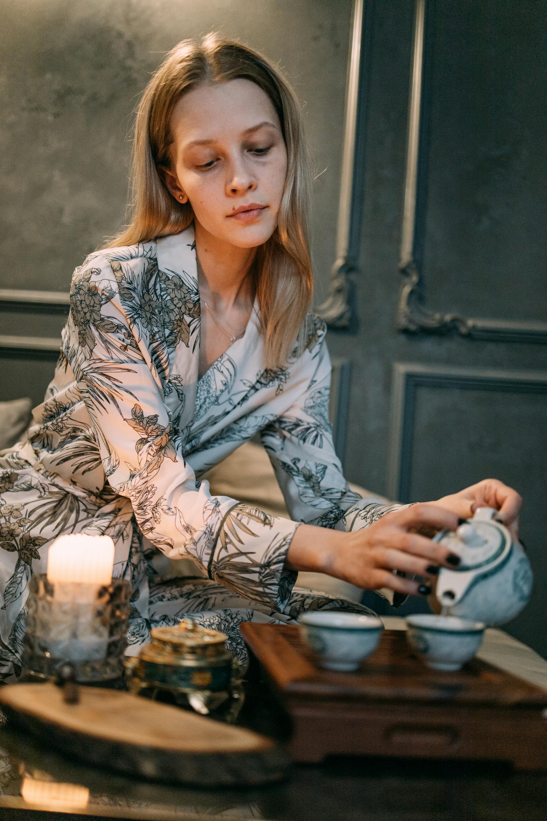 Une femme sérieuse qui verse du thé | Source : Pexels