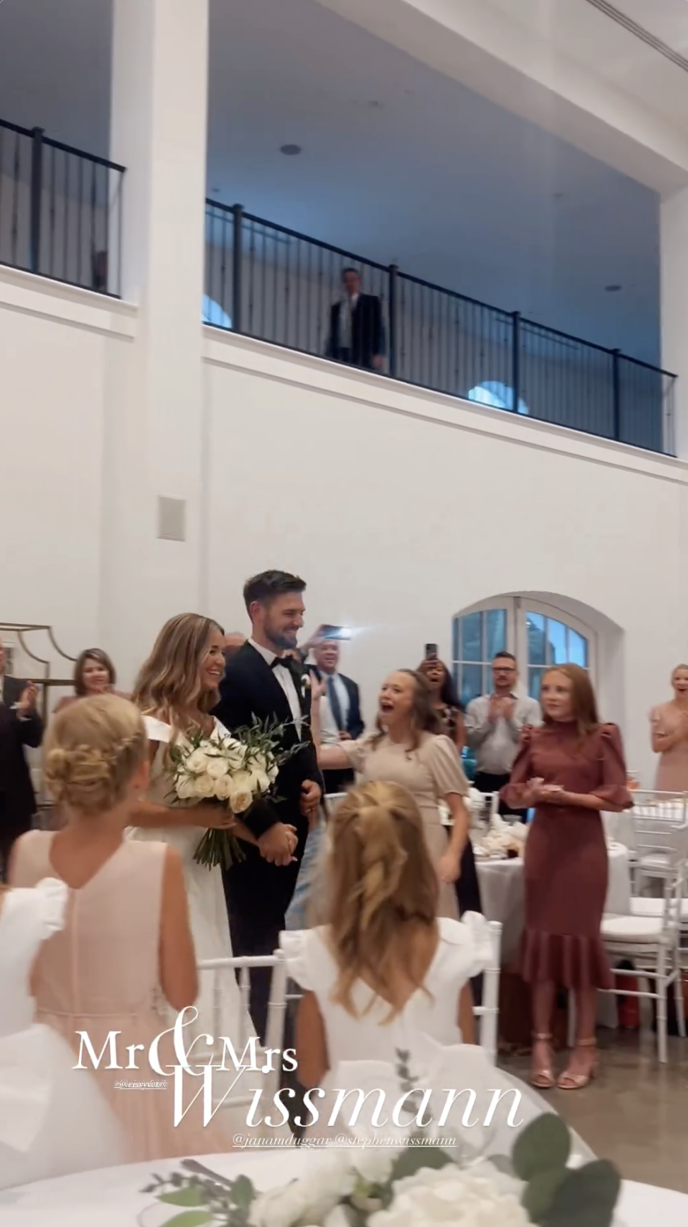 Les invités du mariage de Jana Duggar et Stephen Wissmann acclament chaleureusement le couple dans la salle de réception, comme partagé dans une Story Instagram en août 2024 | Source : Instagram/alaythia.wissmann