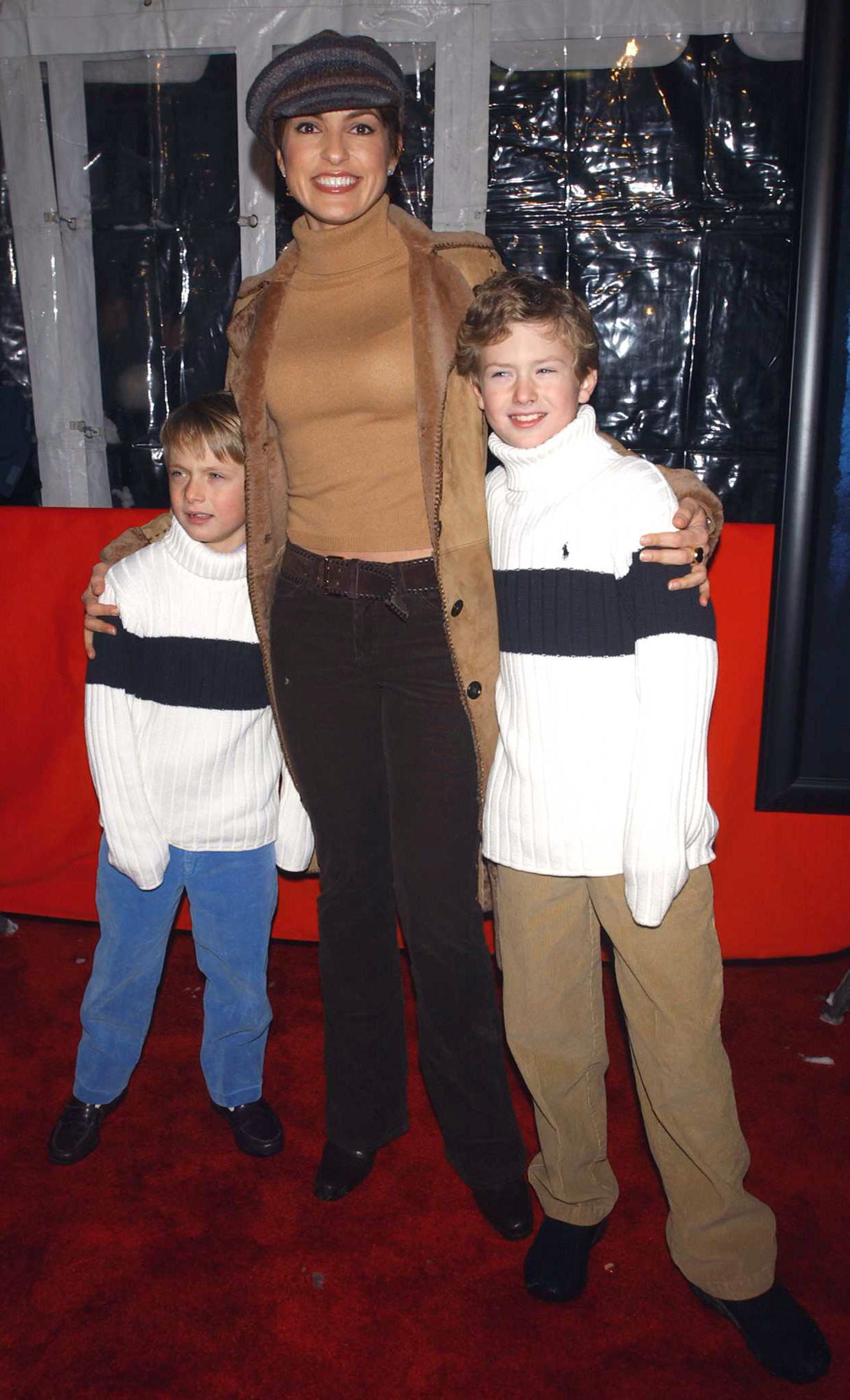 Mariska Hargitay avec deux petits garçons non identifiés lors de la première de "Le Seigneur des anneaux : Les deux tours" à New York, 2002 | Source : Getty Images