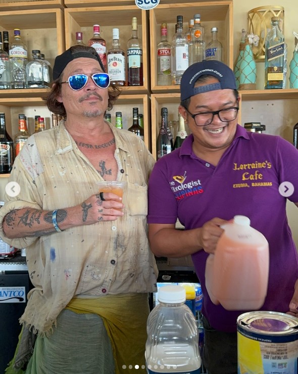 Johnny Depp et @killerbartender au Lorraine's Cafe &amp; High Tide à Exuma, aux Bahamas, le 30 août 3034 | Source : Instagram/killerbartender