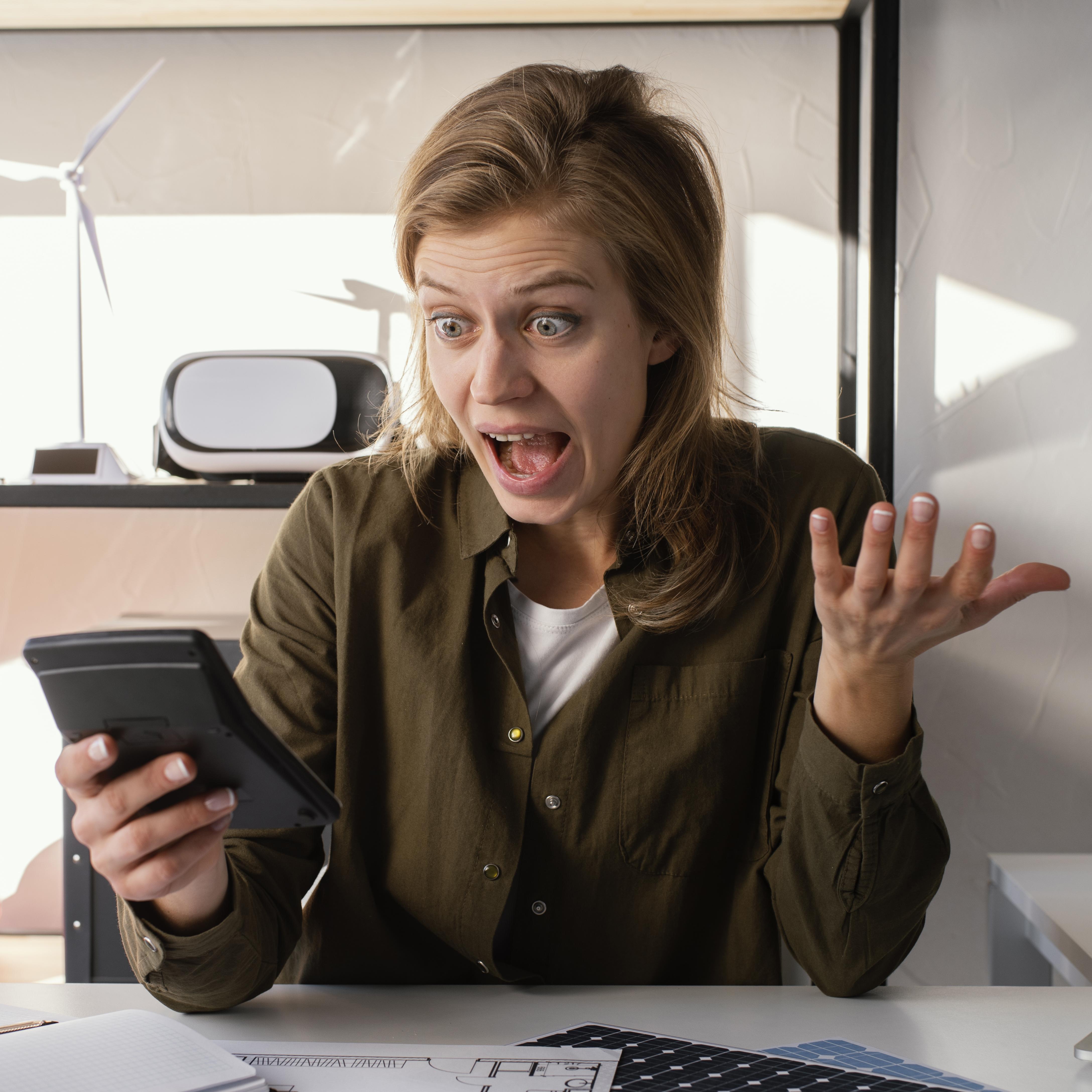 Une femme choquée dans une banque | Source : Freepik