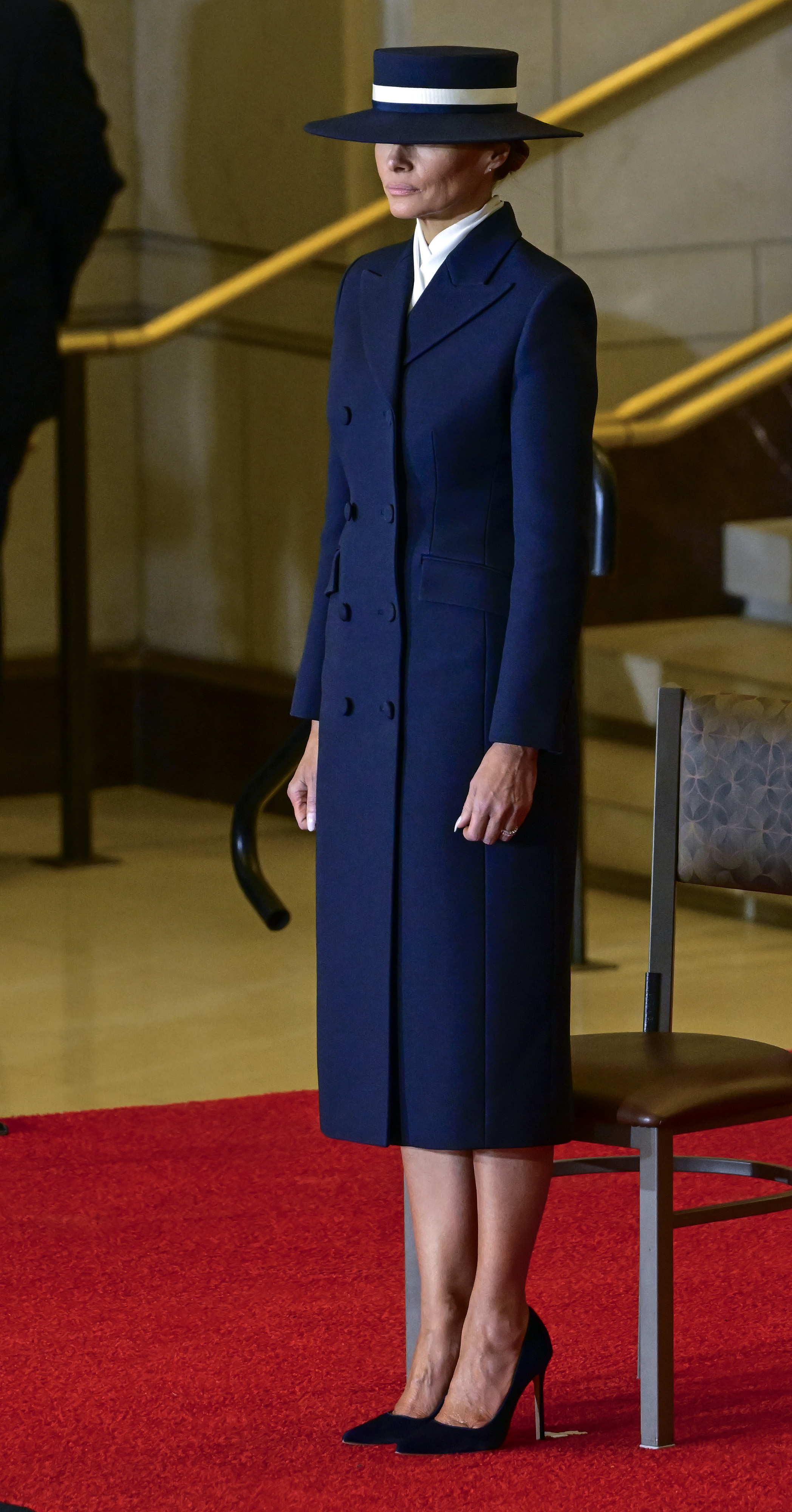 Melania Trump regarde Donald Trump participer à une cérémonie de revue des troupes. | Source : Getty Images