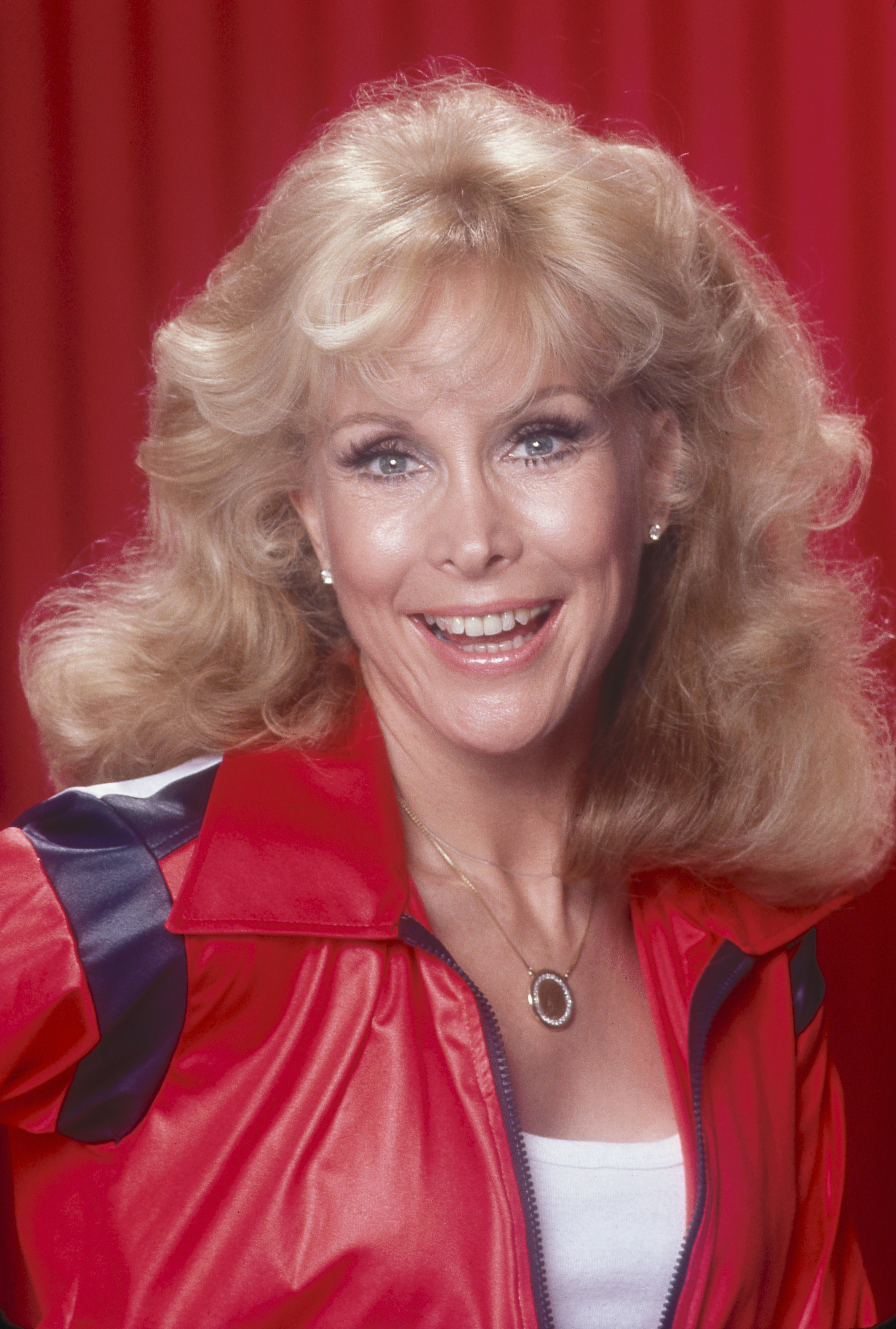 Barbara Eden pose en veste rouge et haut blanc en 1990 à Los Angeles, Californie. | Source : Getty Images