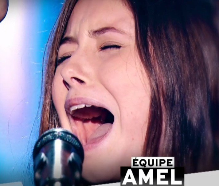 Amélie qui a rejoint l'équipe d'Amel Bent. l Source : TF1 Replay