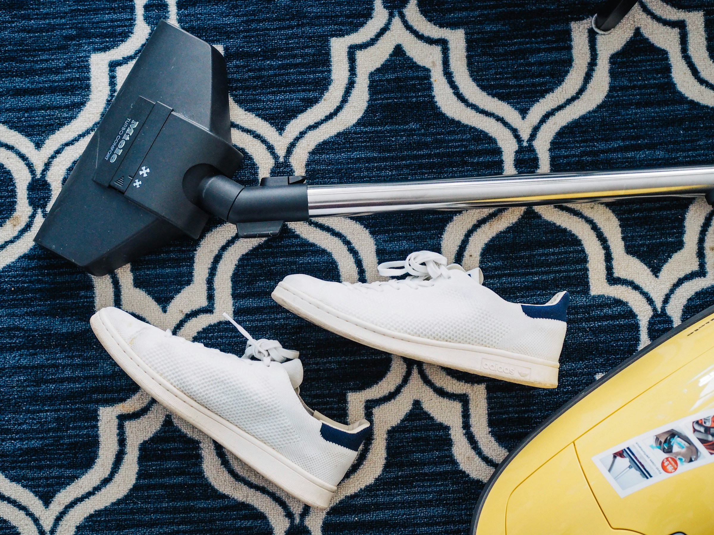 Un aspirateur sur un tapis | Source : Unsplash