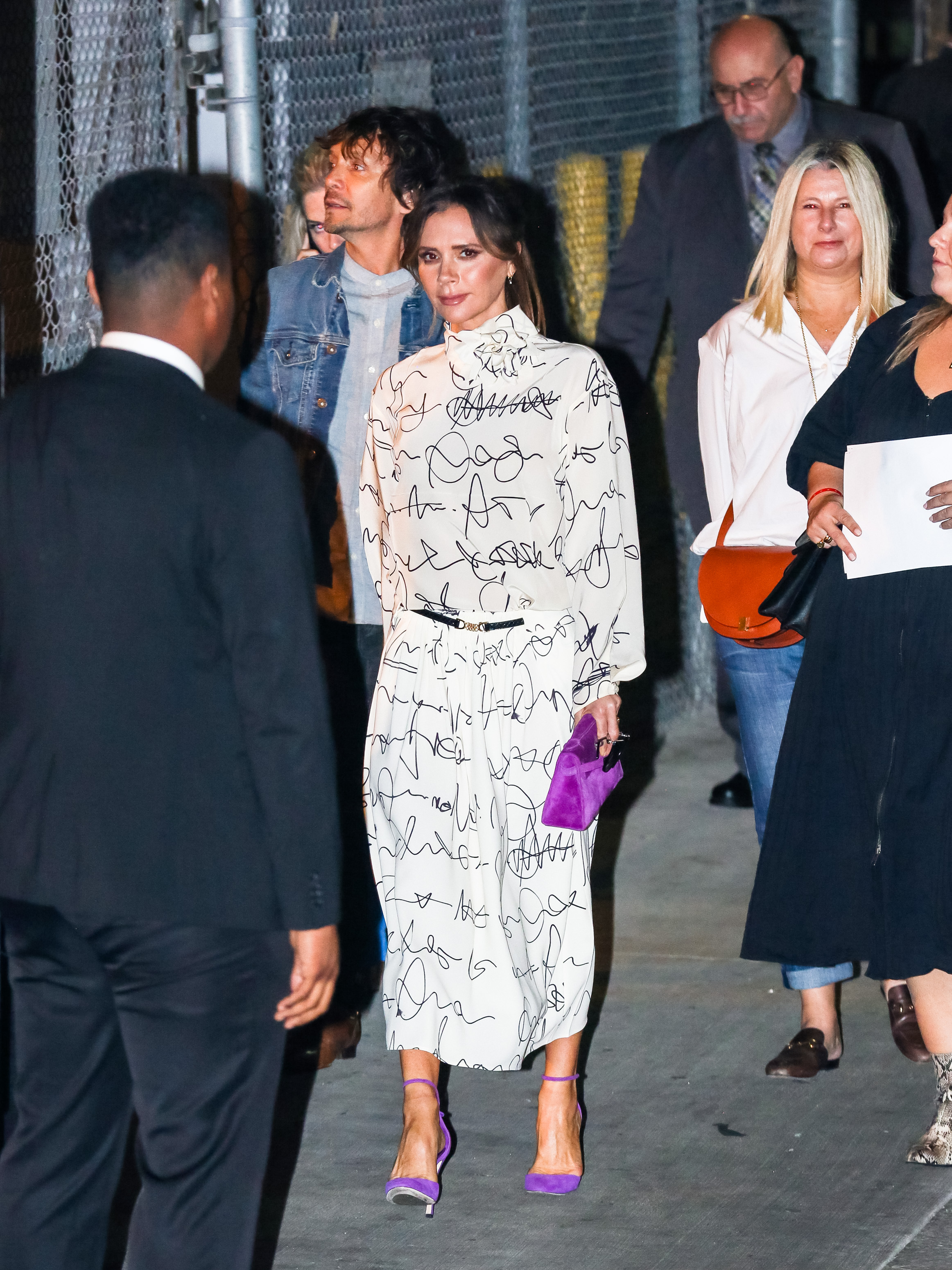 Le 19 novembre 2019, Beckham arrive à l'émission « Jimmy Kimmel Live » à Los Angeles, faisant tourner les têtes dans une robe fluide imprimée et des talons violets audacieux. Avec une pochette assortie et un look naturel, elle offre une leçon de style pour passer avec élégance d'une tenue de jour à une tenue de soirée.