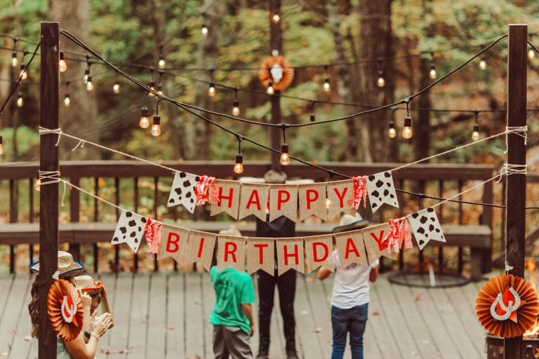 Evan n'aurait jamais imaginé que sa fête d'anniversaire allait bouleverser sa vie. | Source : Unsplash