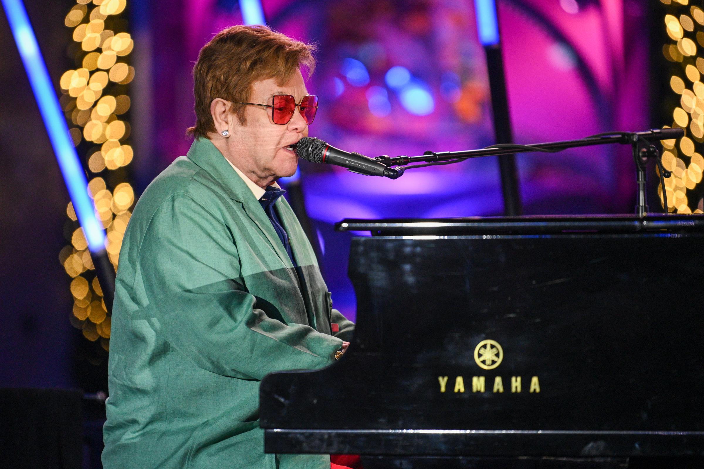 Elton John se produit lors de la cérémonie d'ouverture du spectacle Holiday Windows and Light de Saks Fifth Avenue à New York, le 22 novembre 2022 | Source : Getty Images