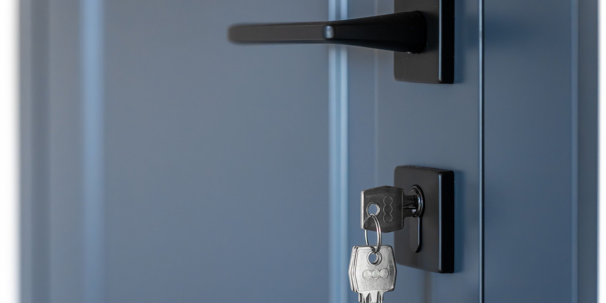 Une poignée de porte avec un trousseau de clés qui pend | Source : Magnific