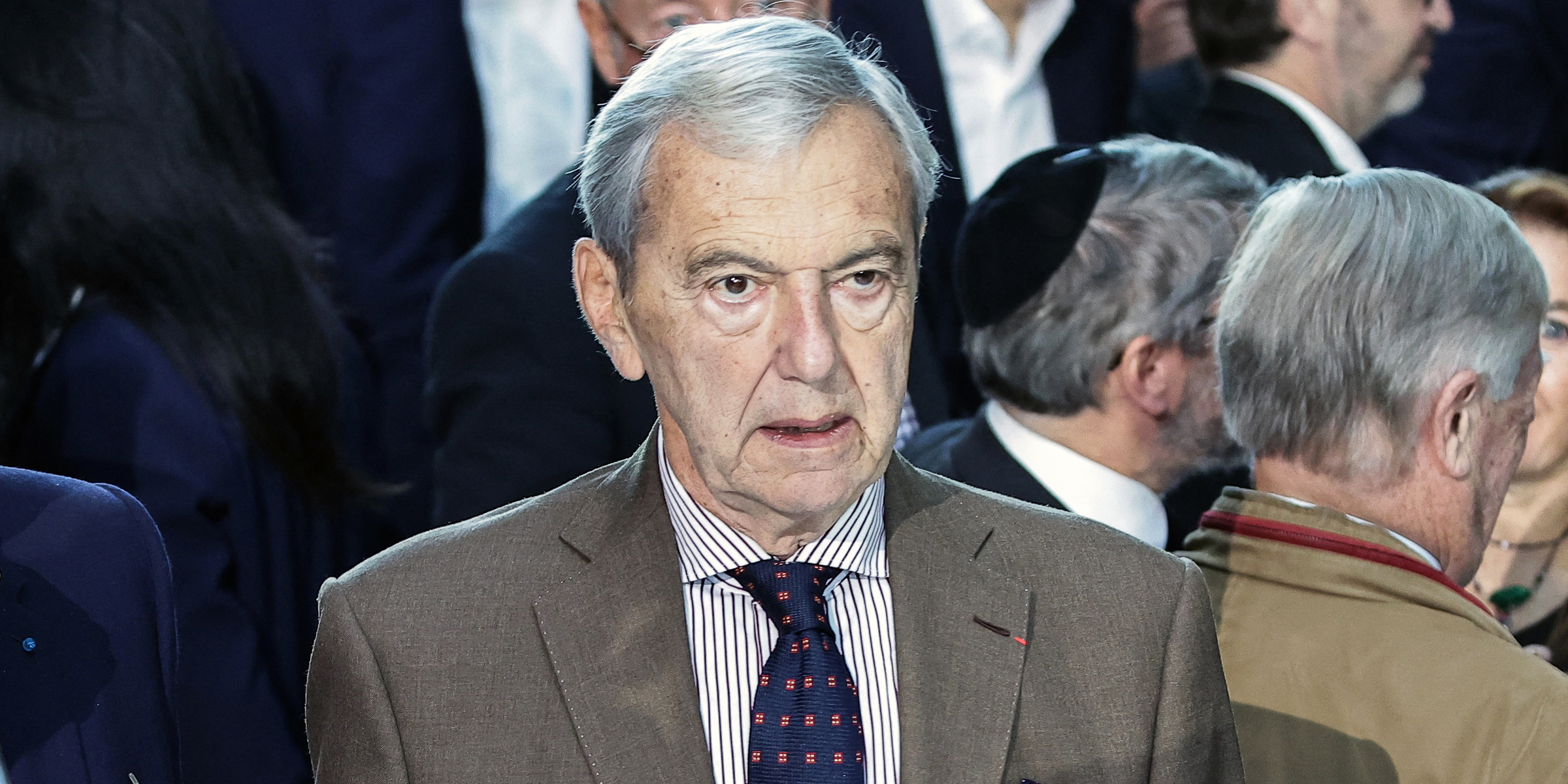 Daniel Bilalian (au centre) assiste à une cérémonie organisée au siège de France Télévisions à Paris, le 9 octobre 2023, en hommage au journaliste français Jean-Pierre Elkabbach I Source : Getty Images
