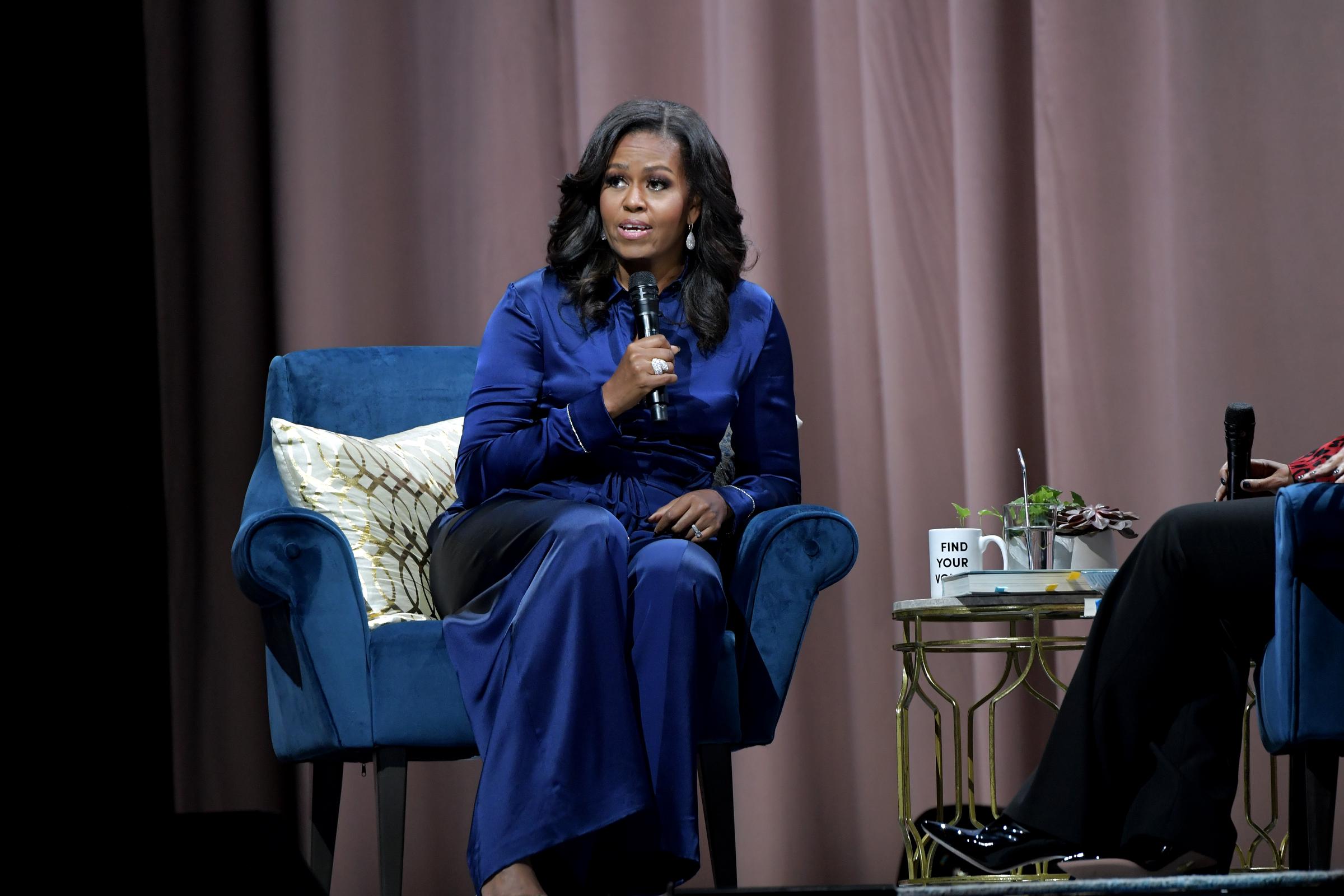 Des années après avoir quitté la Maison Blanche, Michelle a commencé à parler beaucoup plus ouvertement de la relation compliquée qu’elle entretenait avec la mode à cette époque. Ce qui lui semblait autrefois être une distraction par rapport à son travail est finalement devenu quelque chose qu’elle pouvait revisiter à sa manière. | Source : Getty Images