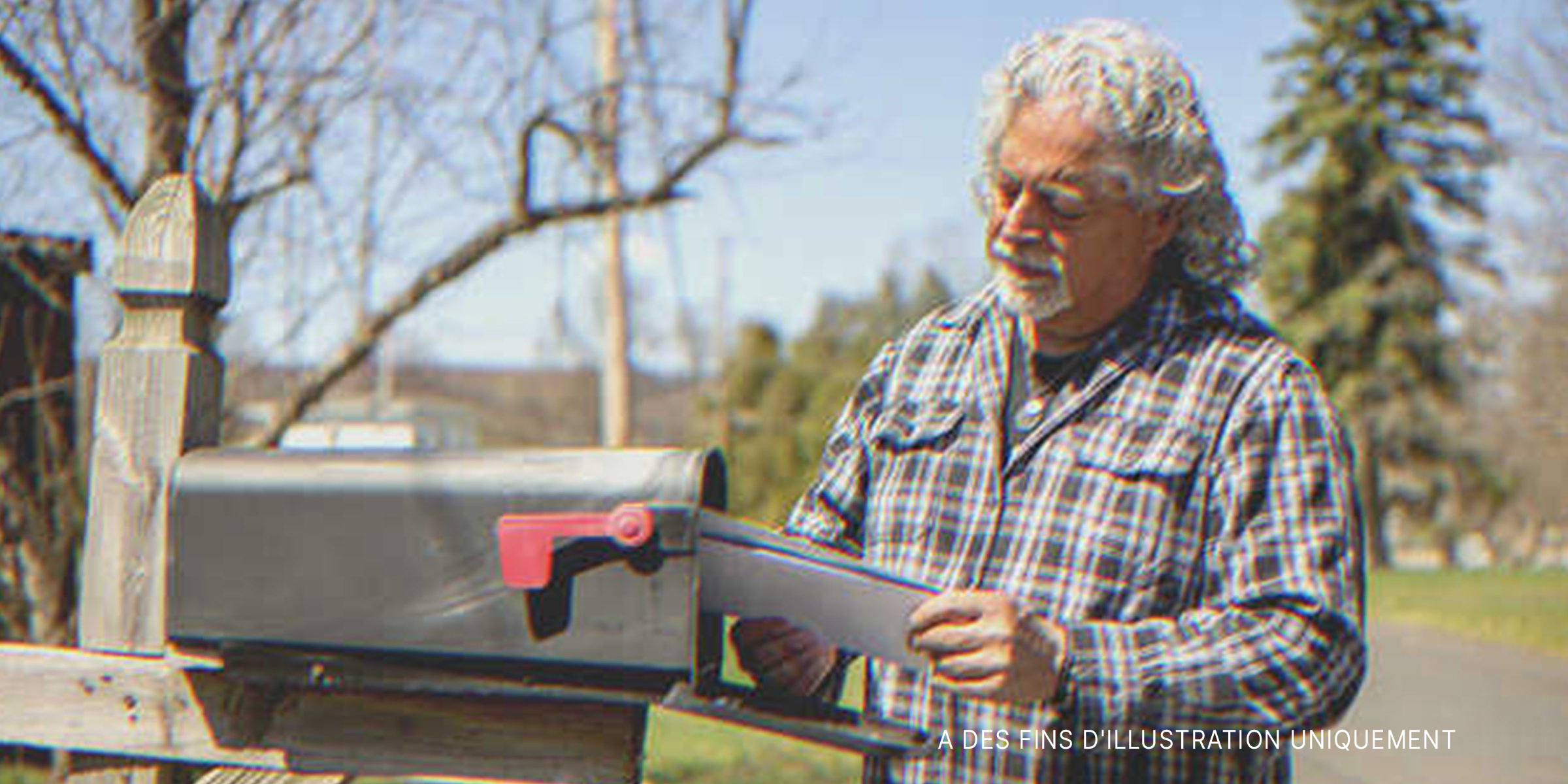 Un homme âgé qui consulte son courrier | Source : Shutterstock