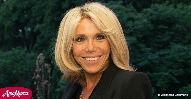 Brigitte Macron rayonnant dans une robe noire courte et sur les talons lors de l'arrivée au Fort de Brégançon