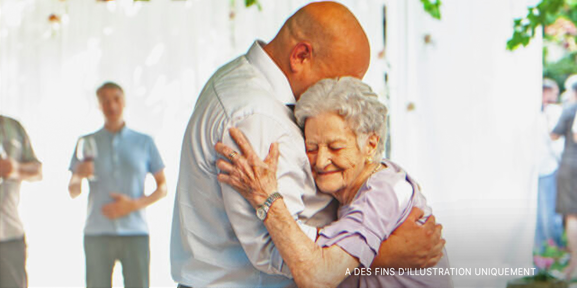 Un couple de personnes âgées se serrant dans les bras. | Source : Getty Images