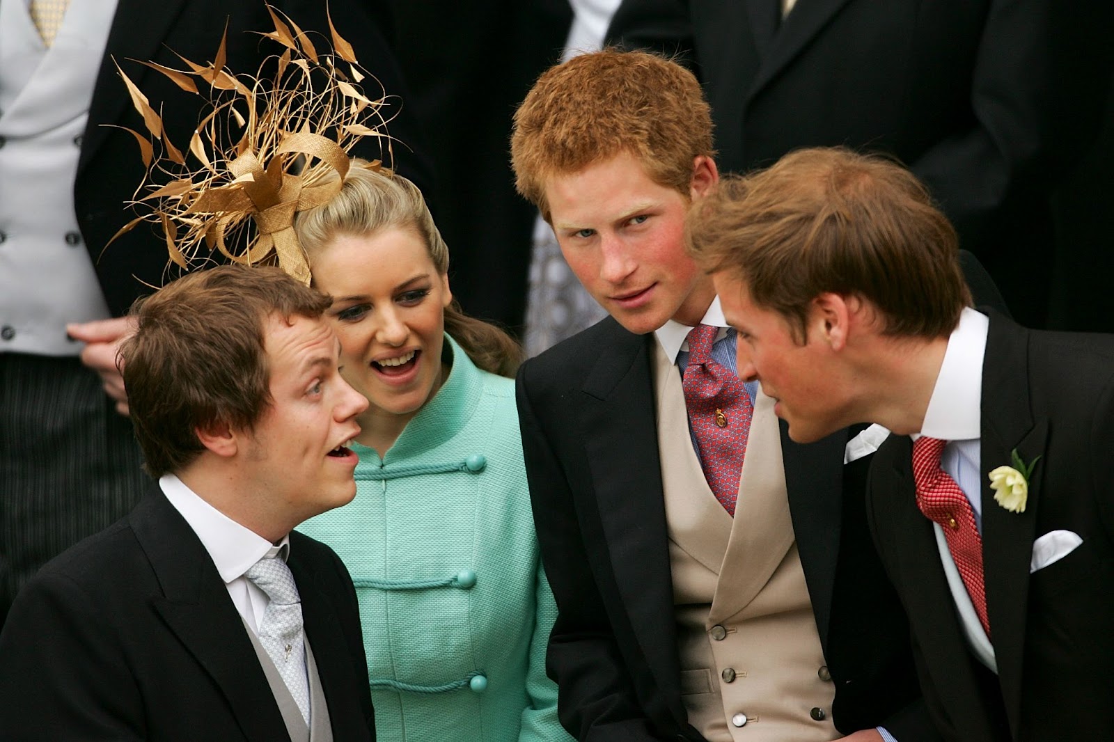 Tom Parker Bowles, Laura Lopes, le prince Harry et le prince William partagent un moment de légèreté le 9 avril 2005 | Source : Getty Images