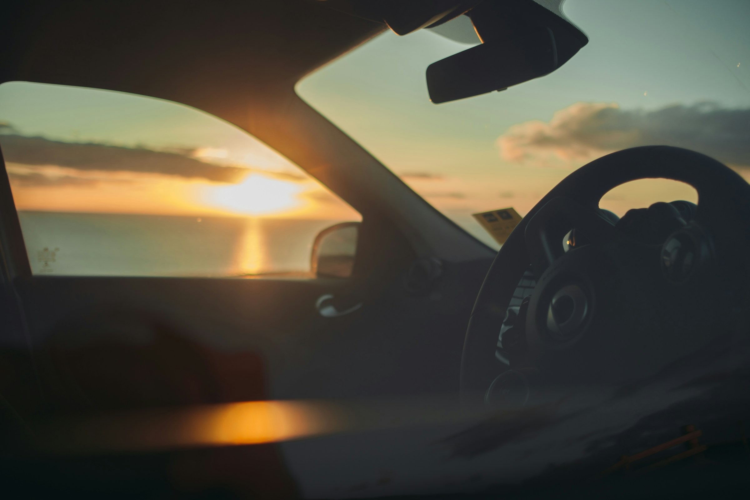 Un coucher de soleil à travers la vitre d'une voiture | Source : Unsplash