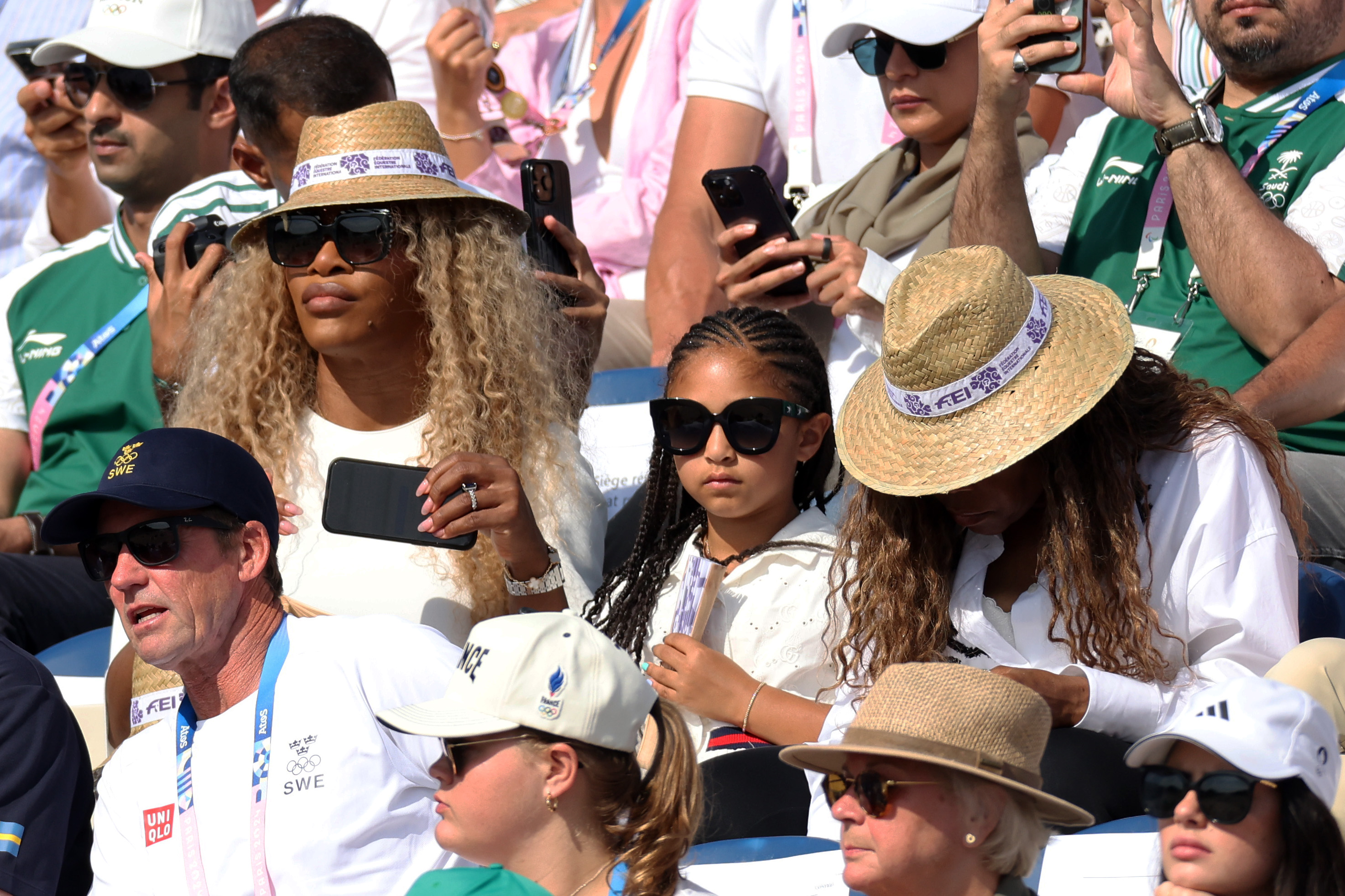 Serena Williams et sa fille Alexis Olympia Ohanian Jr. assistent à la finale individuelle de saut d'obstacles lors de la onzième journée des Jeux olympiques Paris 2024 au château de Versailles, le 06 août 2024, à Versailles, en France. | Source : Getty Images