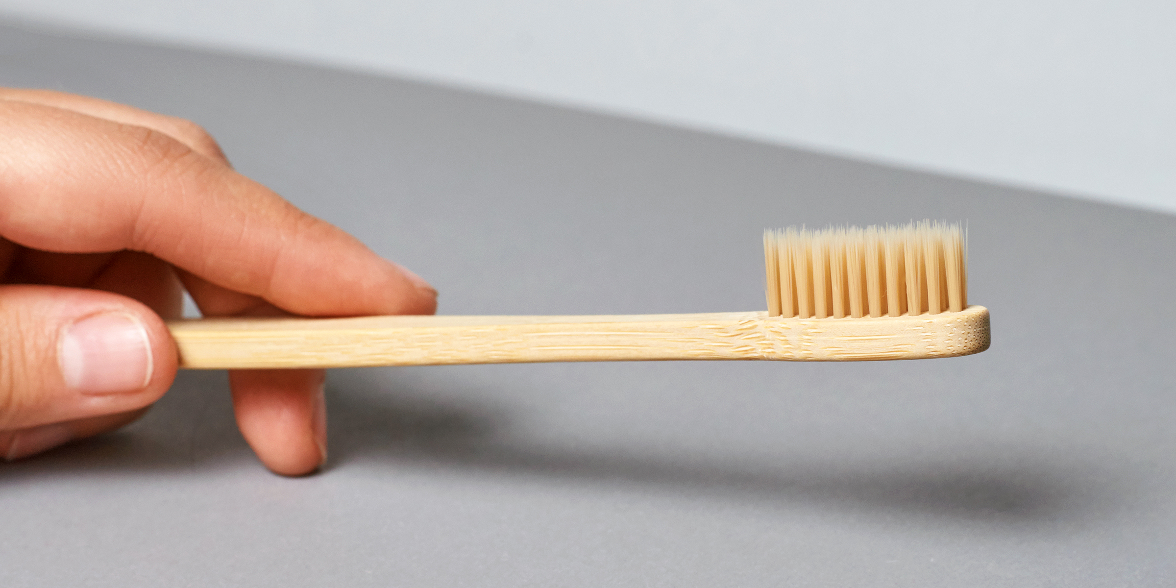 Une personne tenant une brosse à dents | Source : Shutterstock
