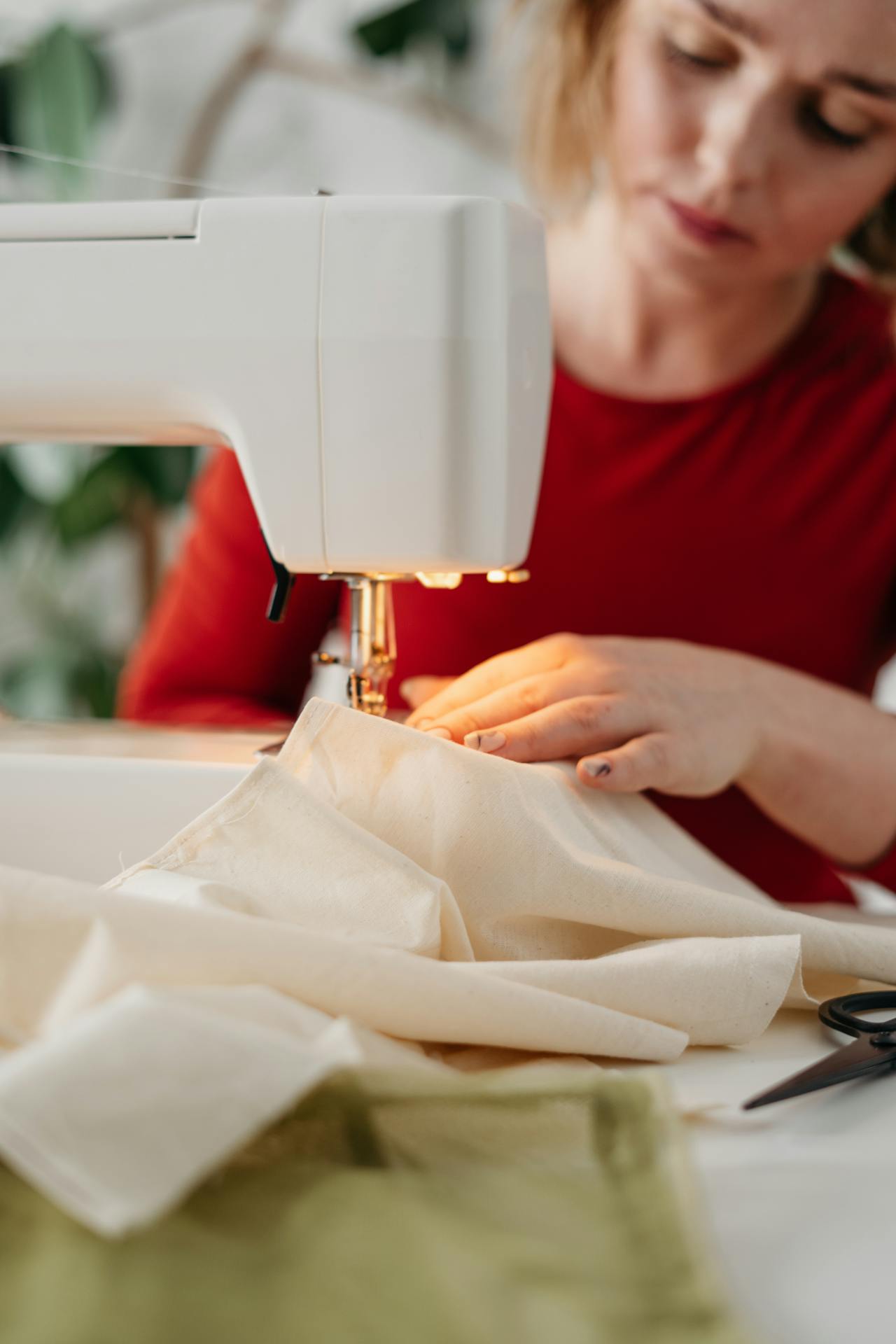 Une femme cousant une robe à l'aide d'une machine à coudre | Source : Pexels