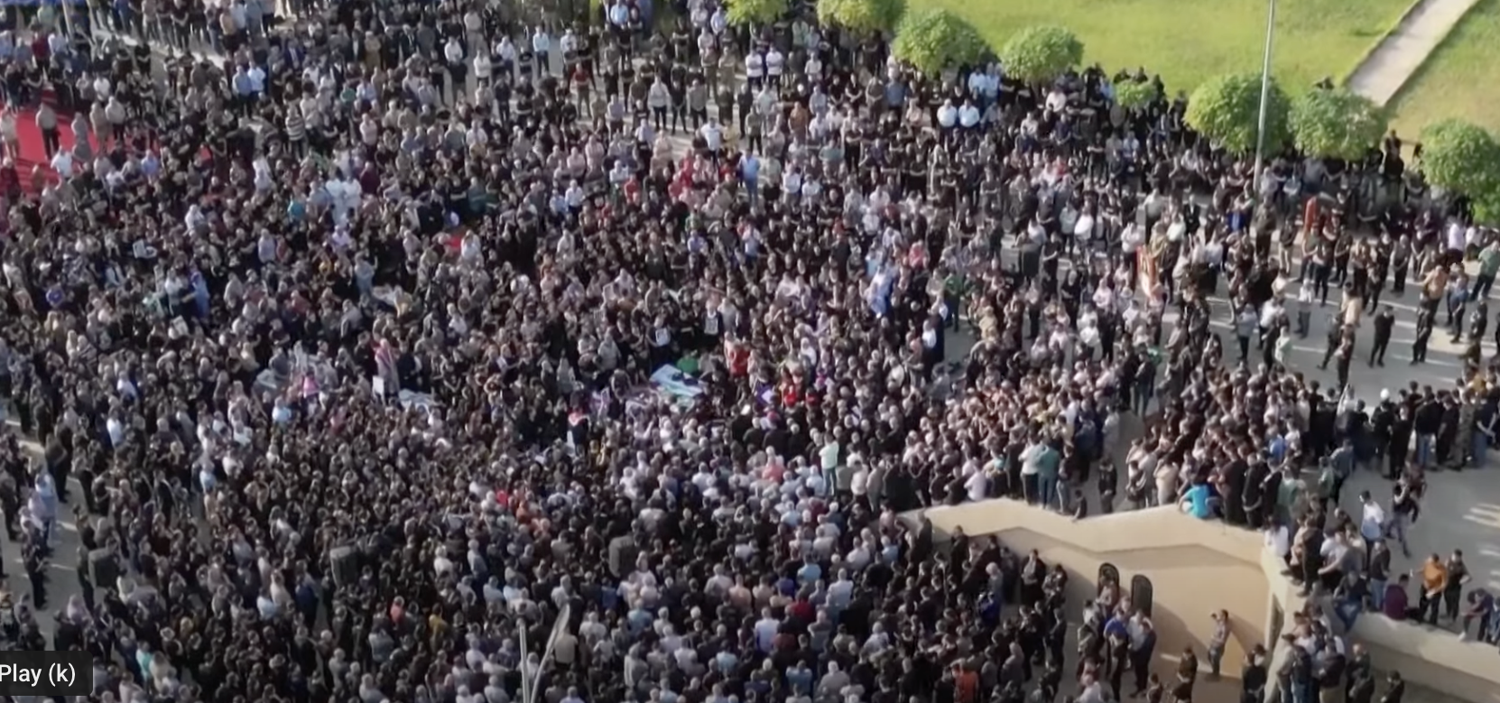 Images de drone d'un enterrement de masse pour les invités du mariage | Source : YouTube.com/@dailymail