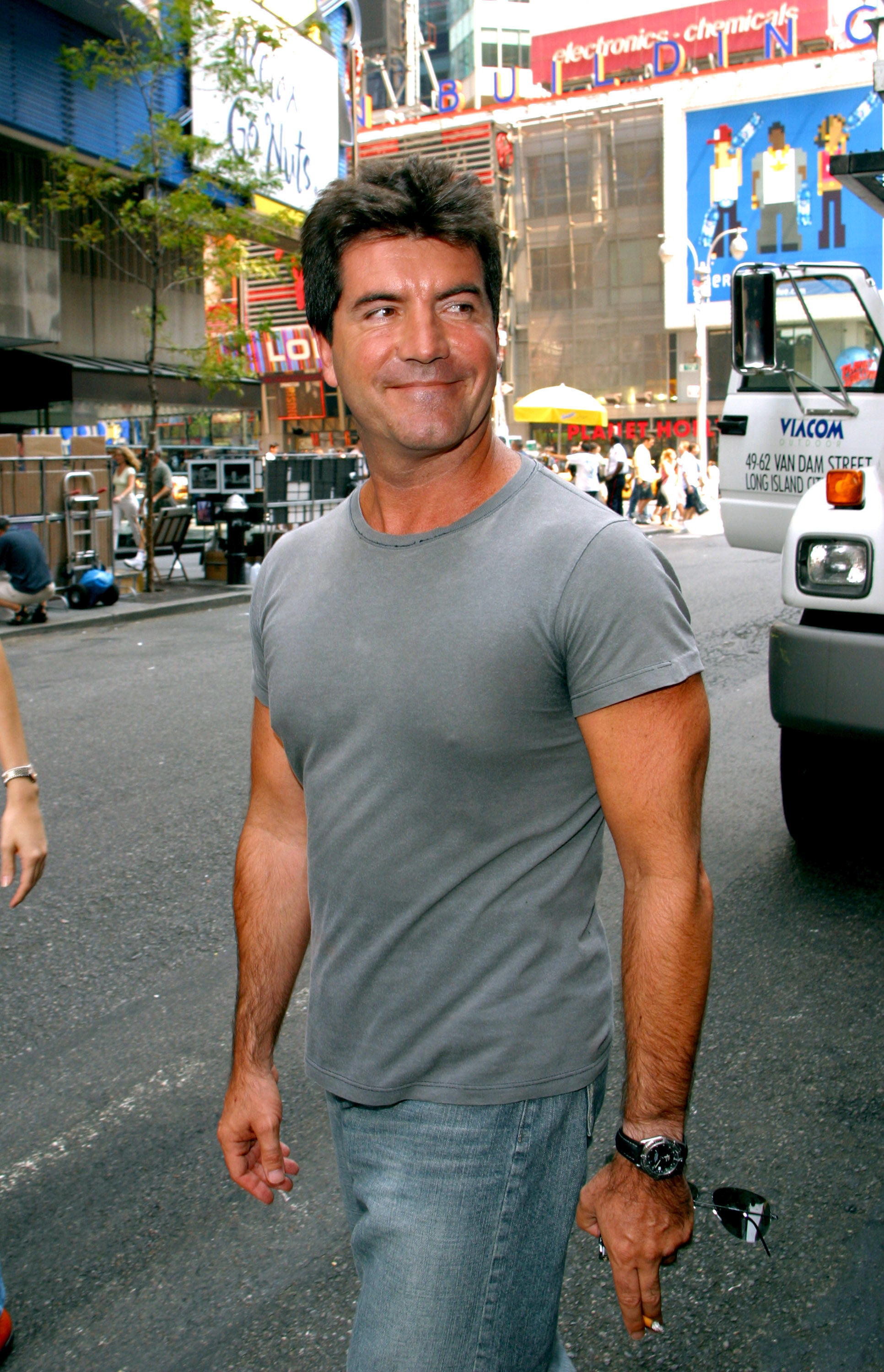 Simon Cowell à Times Square à New York City, le 18 août 2002 | Source : Getty Images