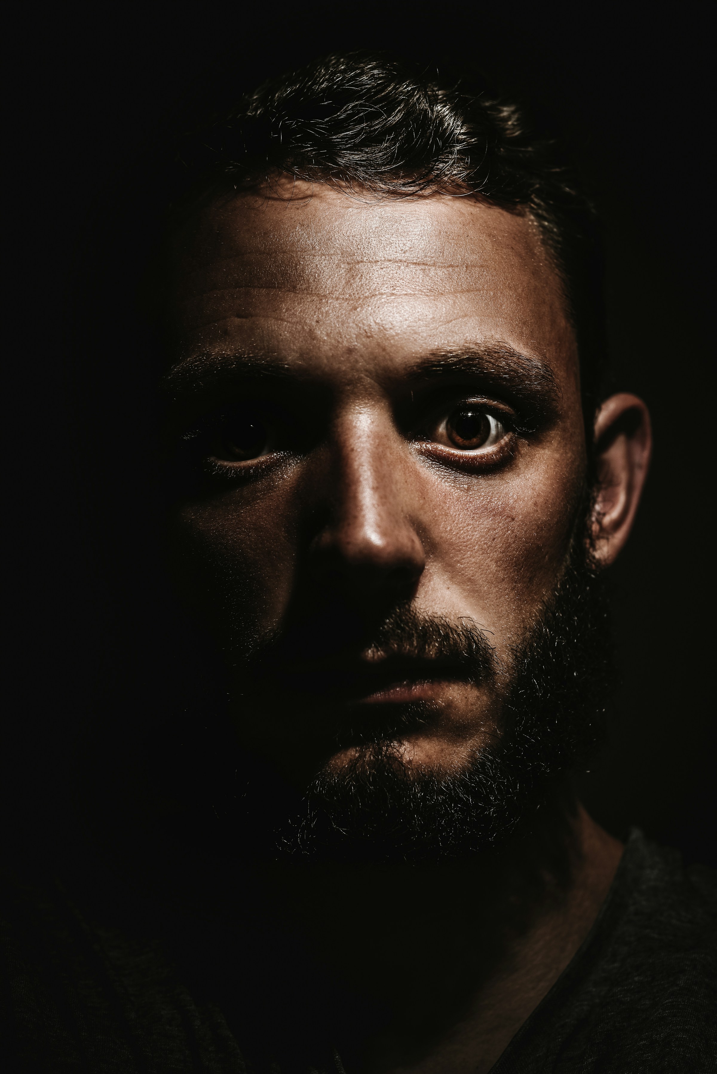 Un homme aux yeux écarquillés | Source : Unsplash