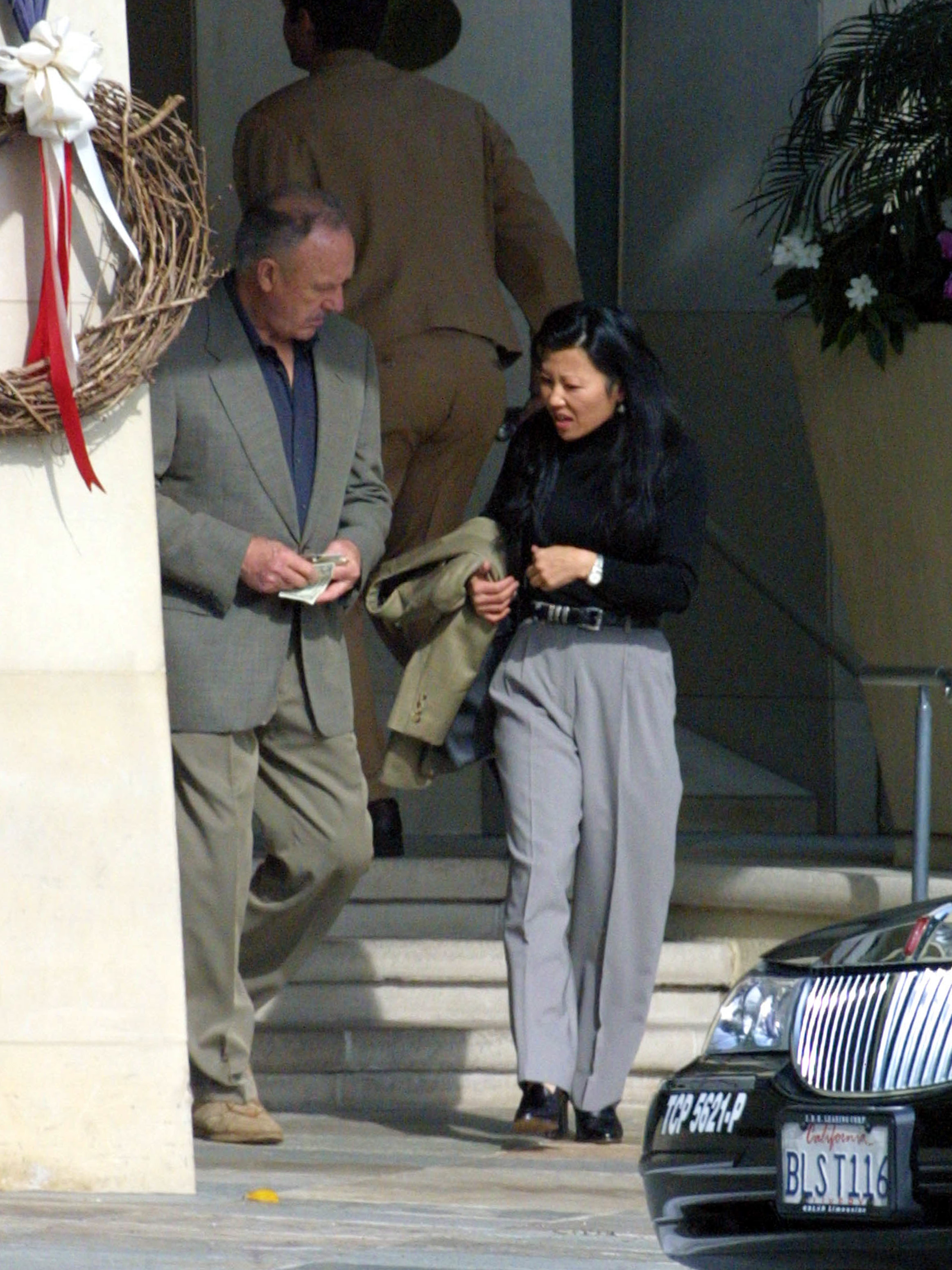 Gene Hackman et Betsy Arakawa photographiés le 16 novembre 2001 à Los Angeles, Californie. | Source : Getty Images