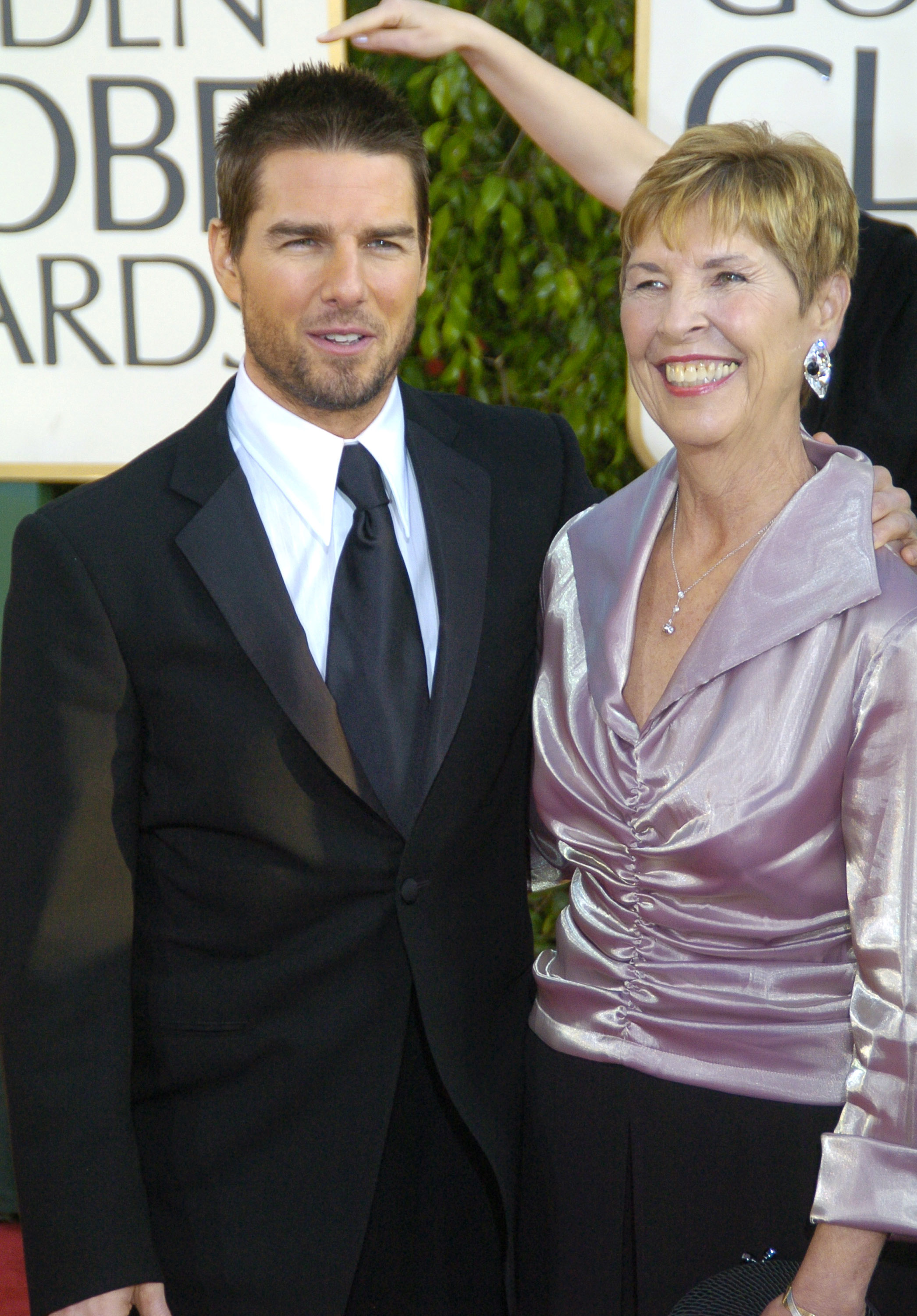 Tom Cruise et Mary Lee South à la 61e cérémonie annuelle des Golden Globe Awards - Arrivées à Beverly Hills, Californie, le 25 janvier 2004. | Source : Getty Images