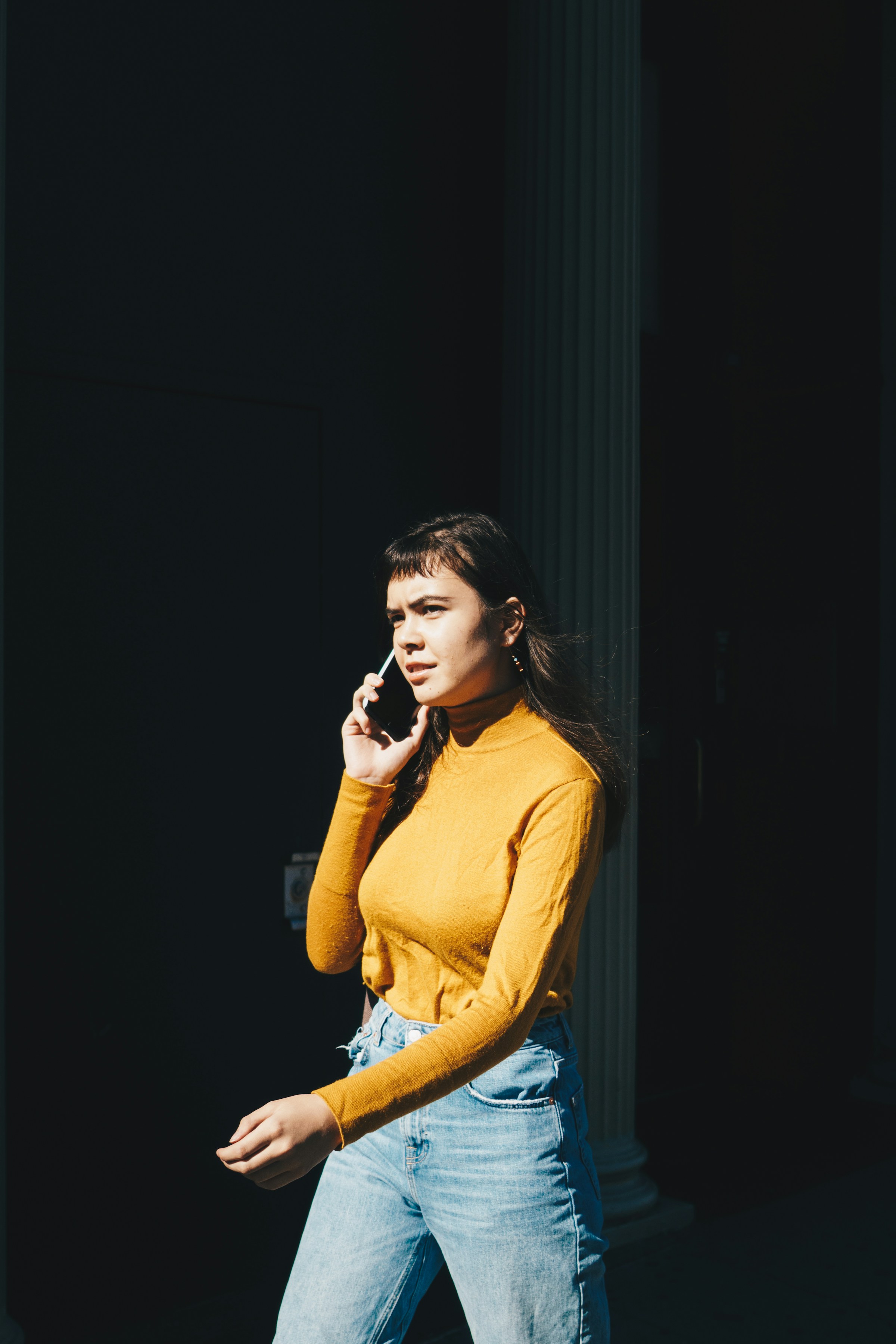 Femme parlant au téléphone | Source : Unsplash