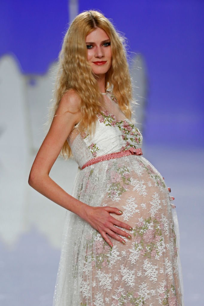 Un mannequin enceinte avec des cheveux teintés | Photo : Getty Images