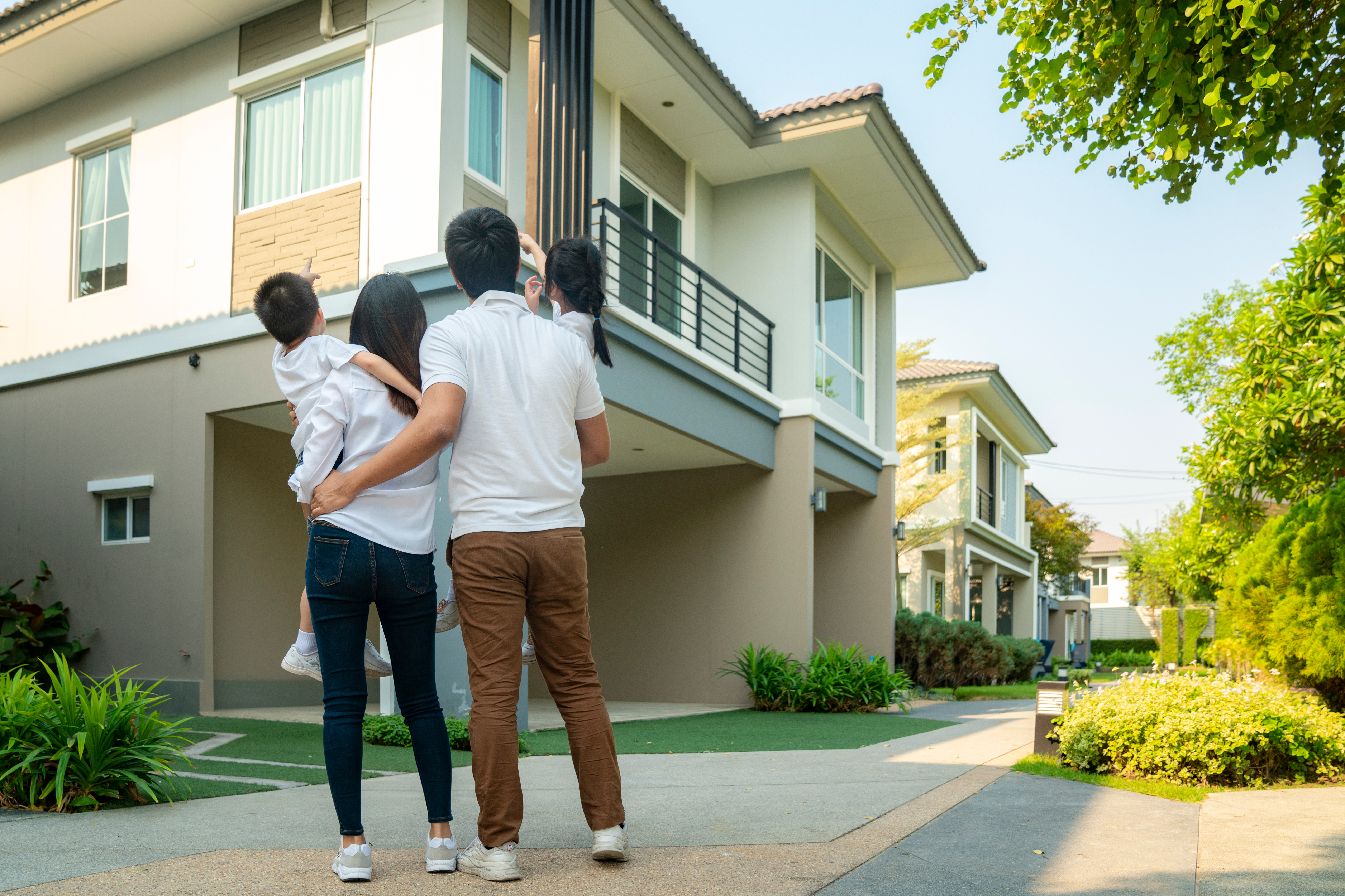 Une famille regardant une maison | Source : Shutterstock