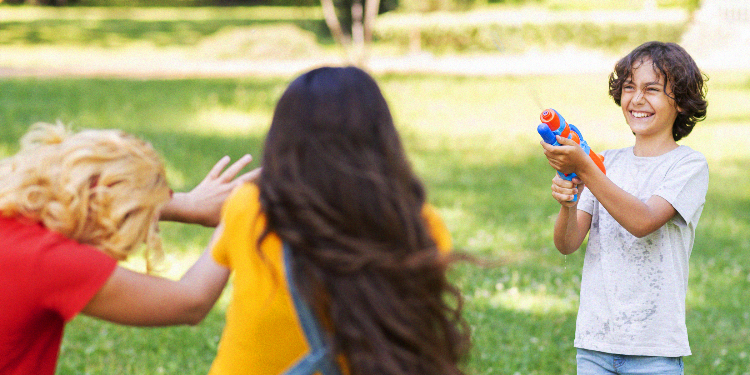 Des enfants jouent avec un pistolet à eau | Source : Freepik