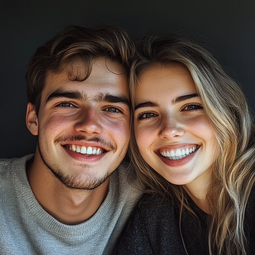 Un jeune couple souriant | Source : Midjourney