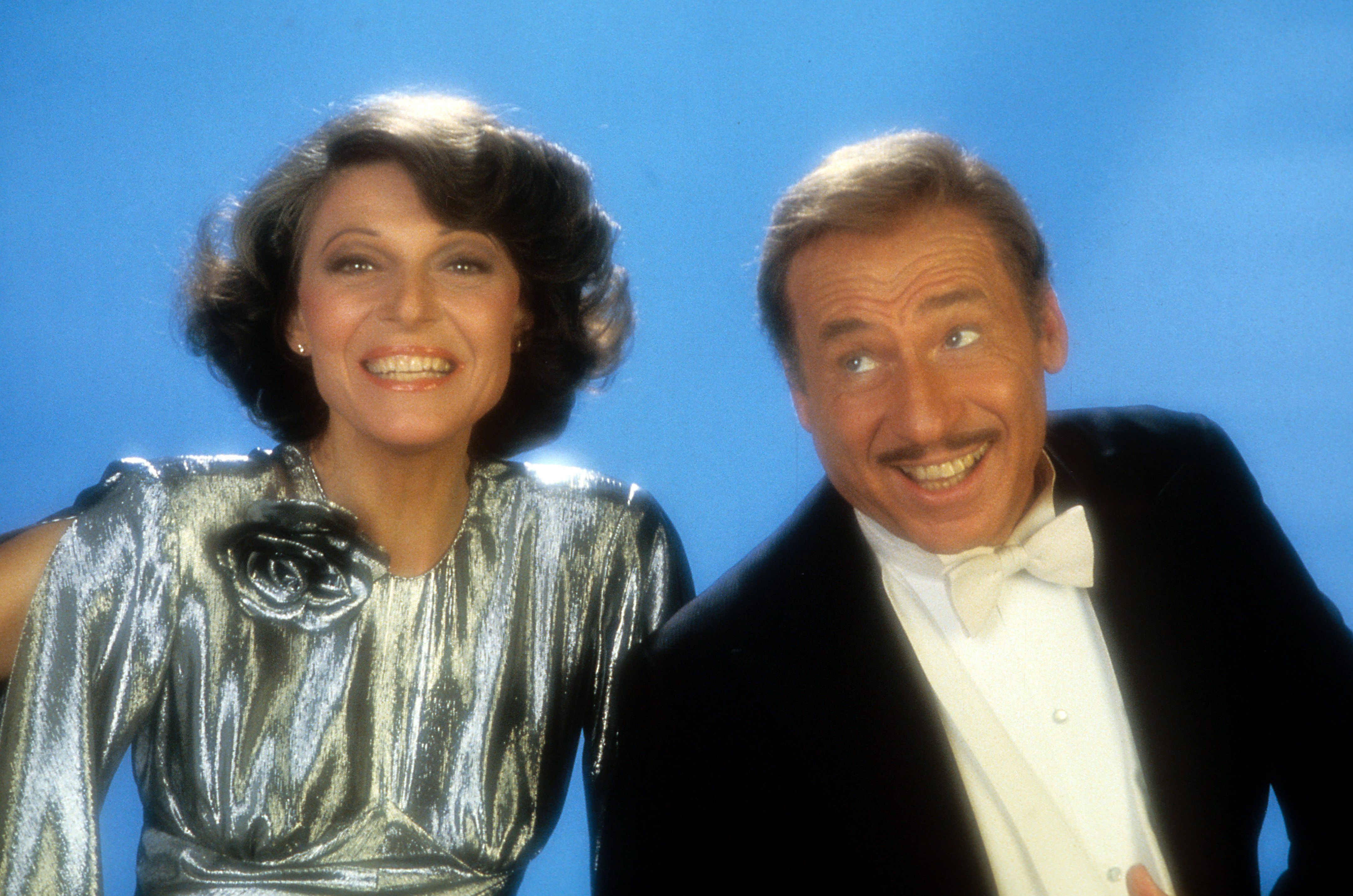 Anne Bancroft et Mel Brooks sourient pour une photo publicitaire en 1983. | Source : Getty Images