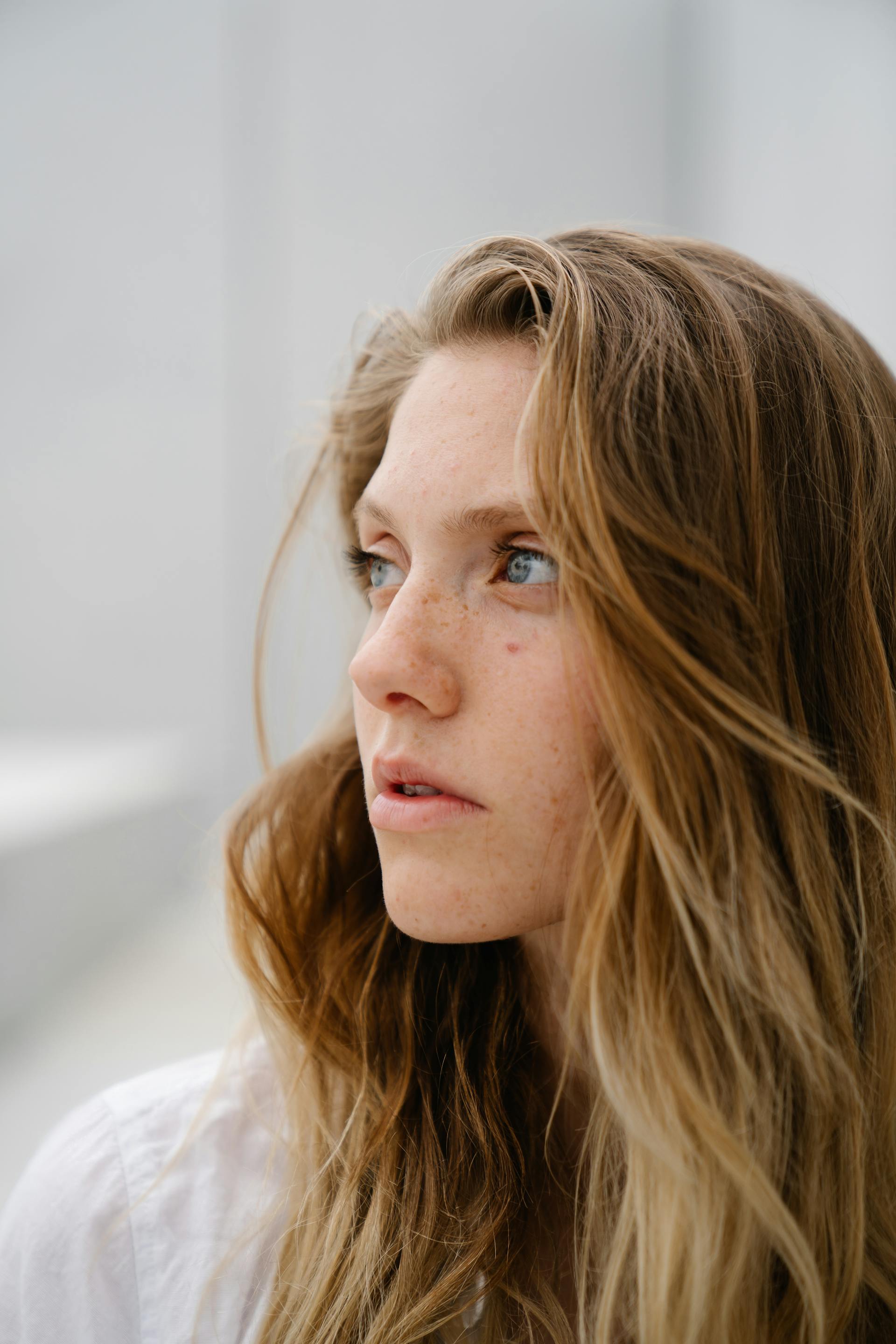 Une femme qui jette un coup d'œil à quelqu'un | Source : Pexels