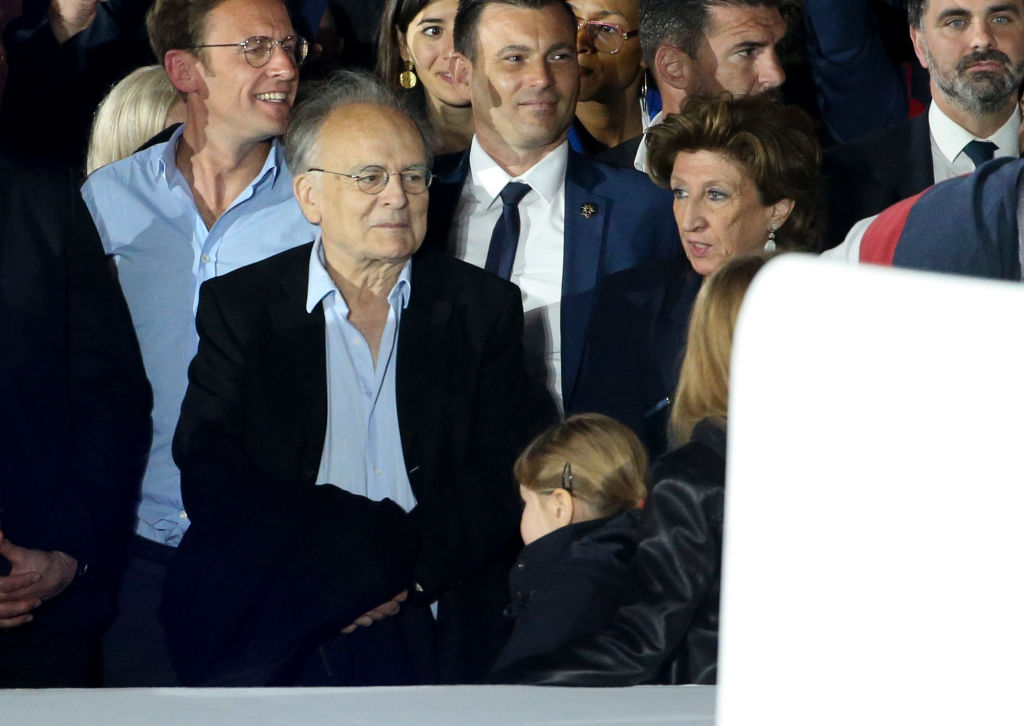 PARIS, FRANCE - 24 AVRIL : Jean-Michel Macron et Françoise Nogues, parents d'Emmanuel Macron, assistent à la célébration de la victoire d'Emmanuel Macron au Champ de Mars près de la Tour Eiffel le 24 avril 2022 à Paris, France. (Photo par Jean Catuffe/Getty Images)