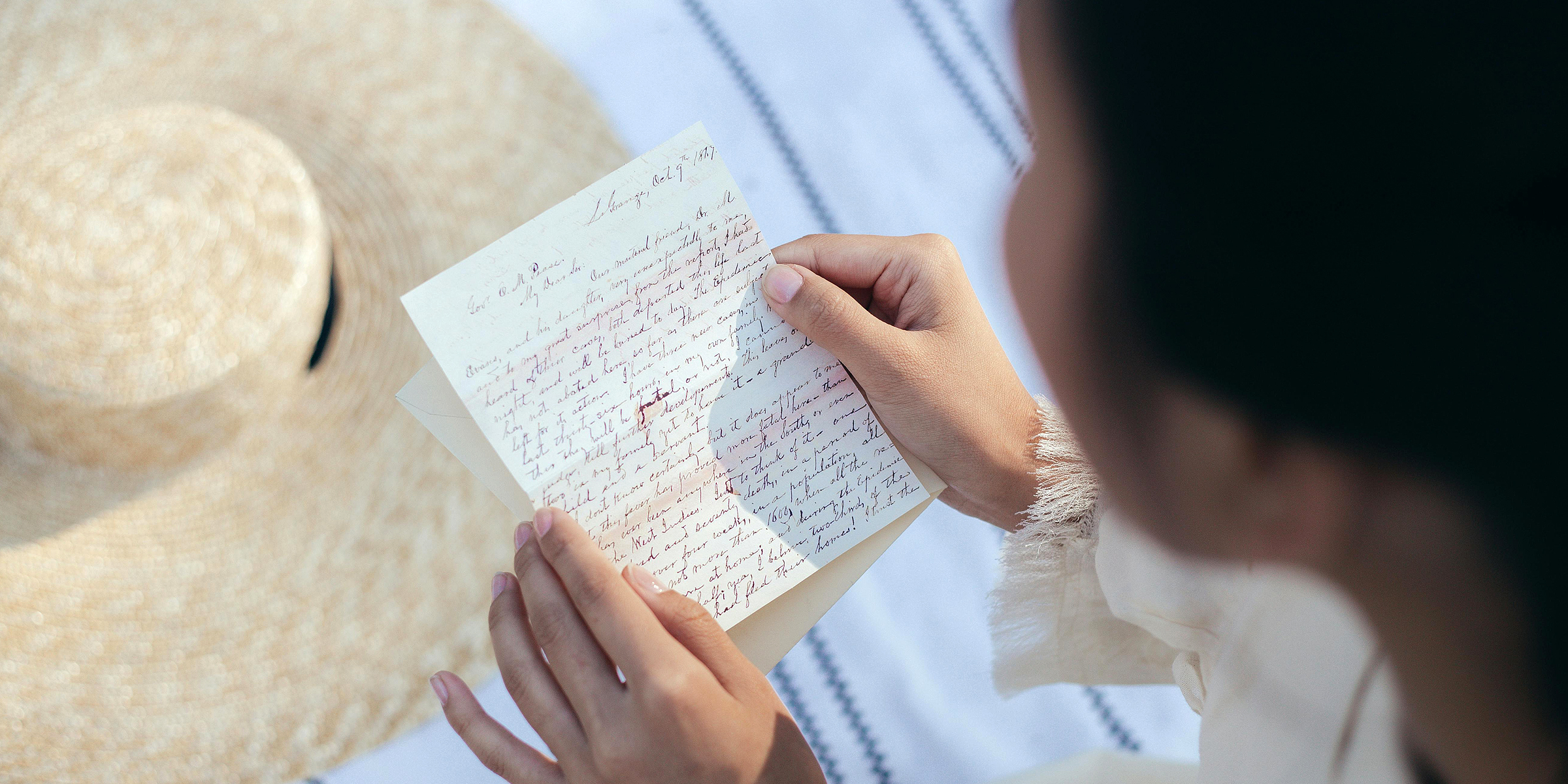 Une femme en train de lire une lettre | Source : Pexels