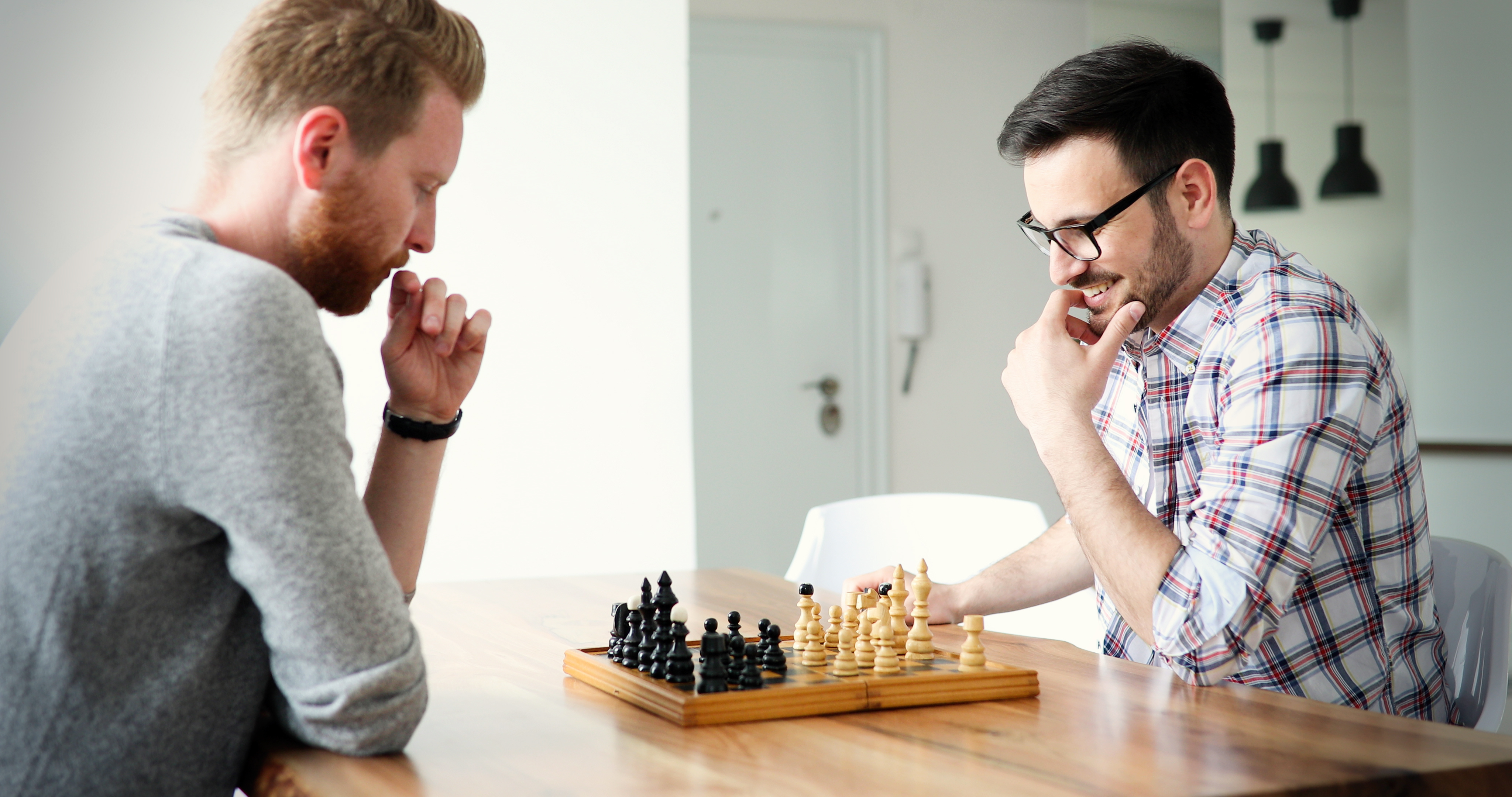 Des hommes jouant aux échecs. | Source : Shutterstock