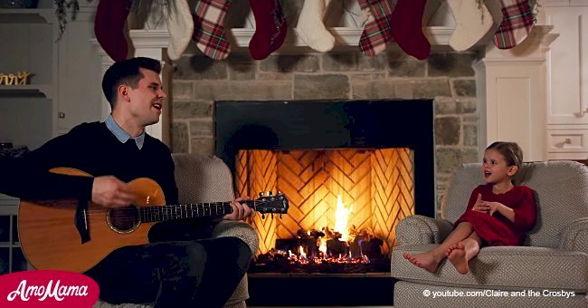 Le duo père-fille chante un classique de Noël, mais après que maman les ait rejoint, cela devient une pure magie