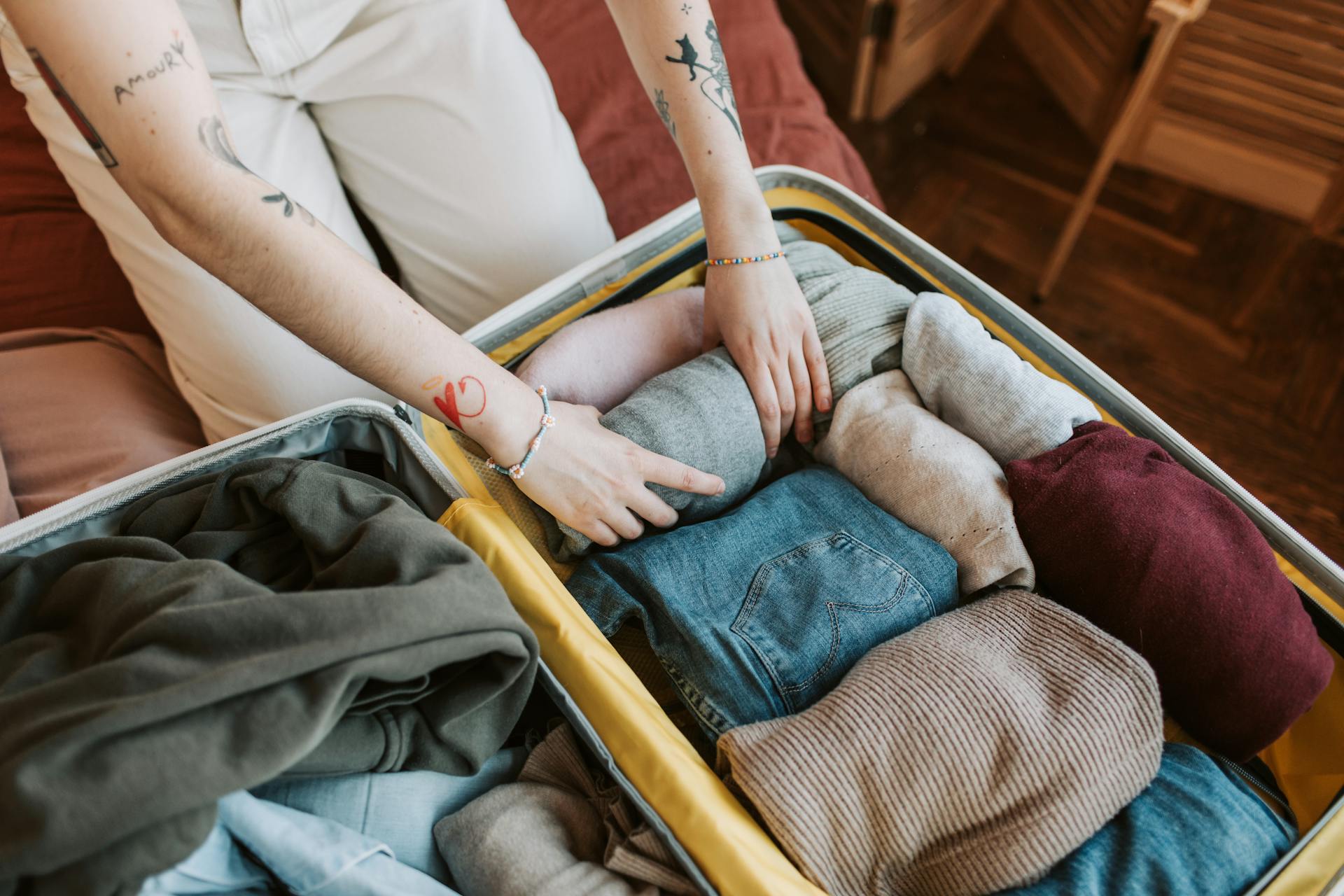 Une personne faisant sa valise | Source : Pexels