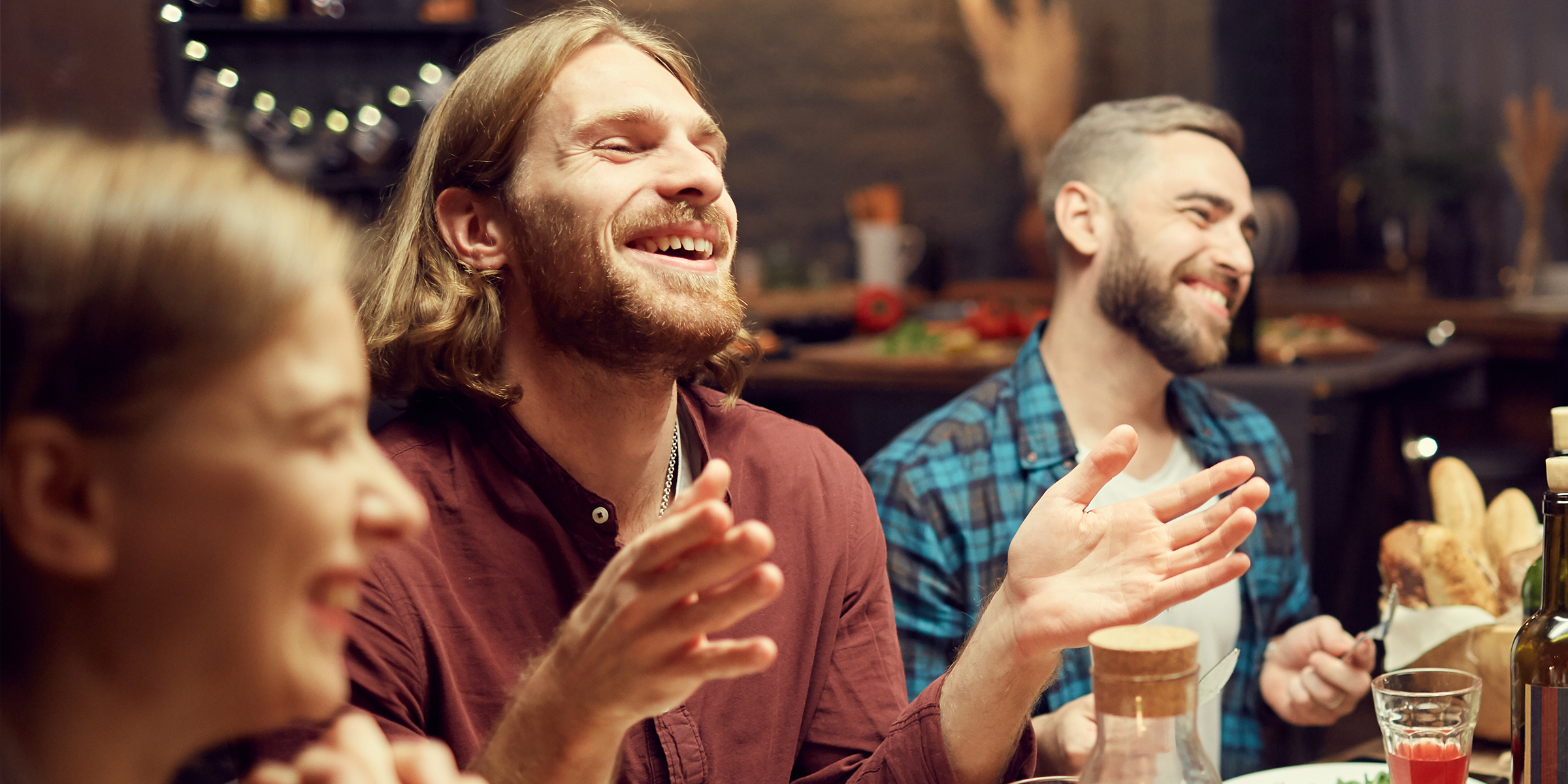 Un homme qui rit avec ses amis | Source : Shutterstock