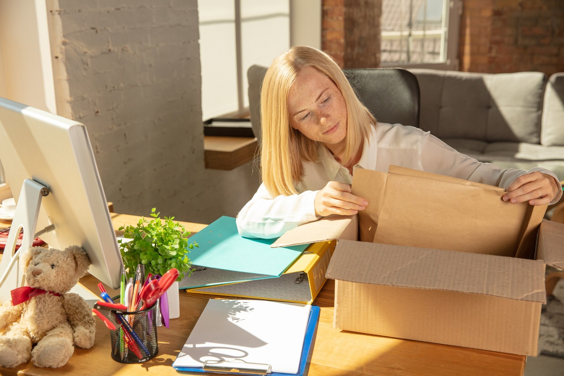 Une femme en train d'emballer ses affaires | Source : Freepik